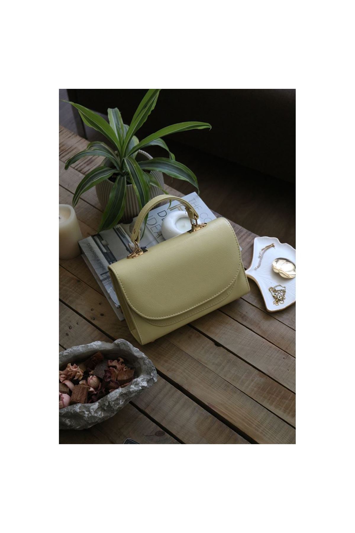 Kadın Sarı Oval Kapak Detaylı Askılı Omuz Çantası
