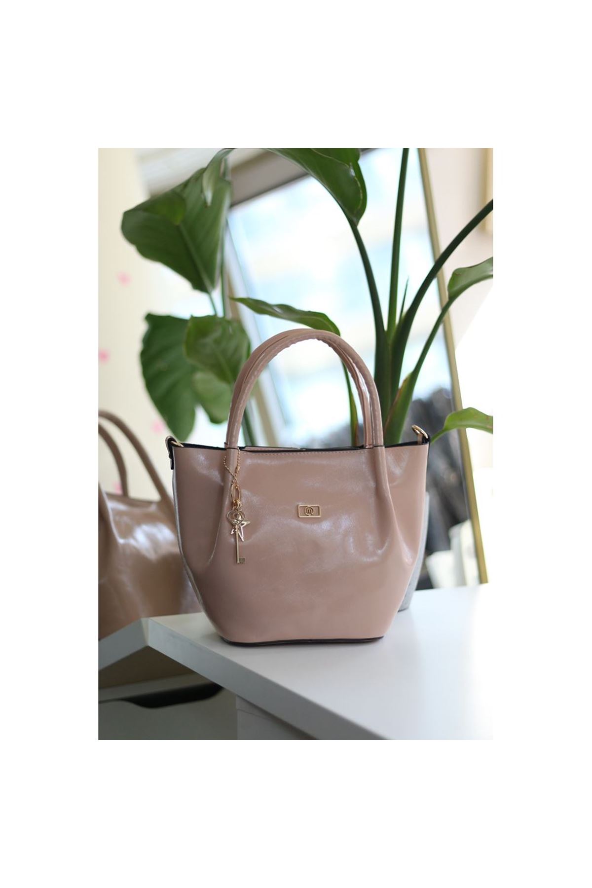 Pudra Deri Gold Aksesuar Maskotlu Omuz Çantası