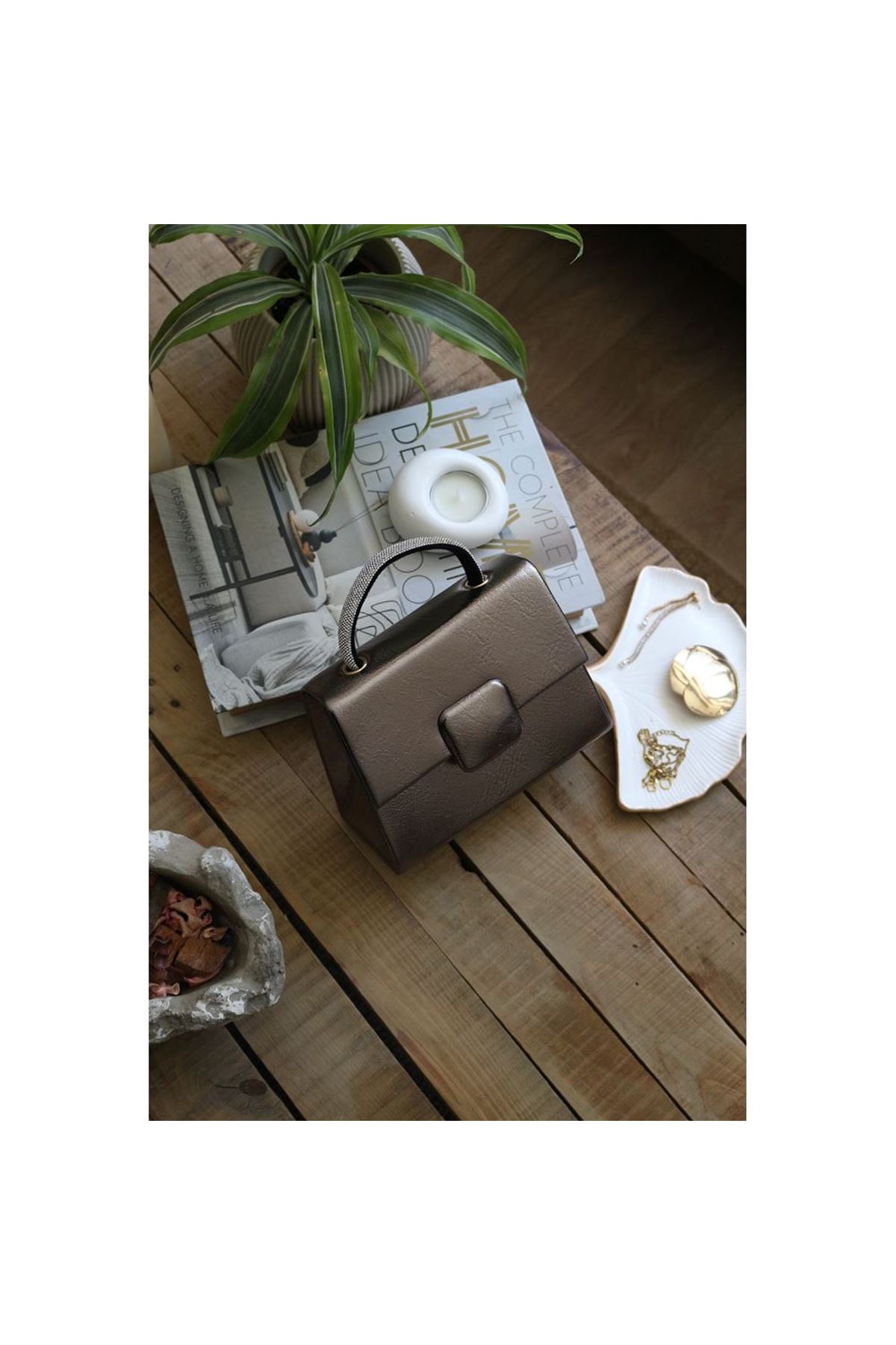 Platin Parlak Kare Tokalı Taş Tutma Saplı El Çantası