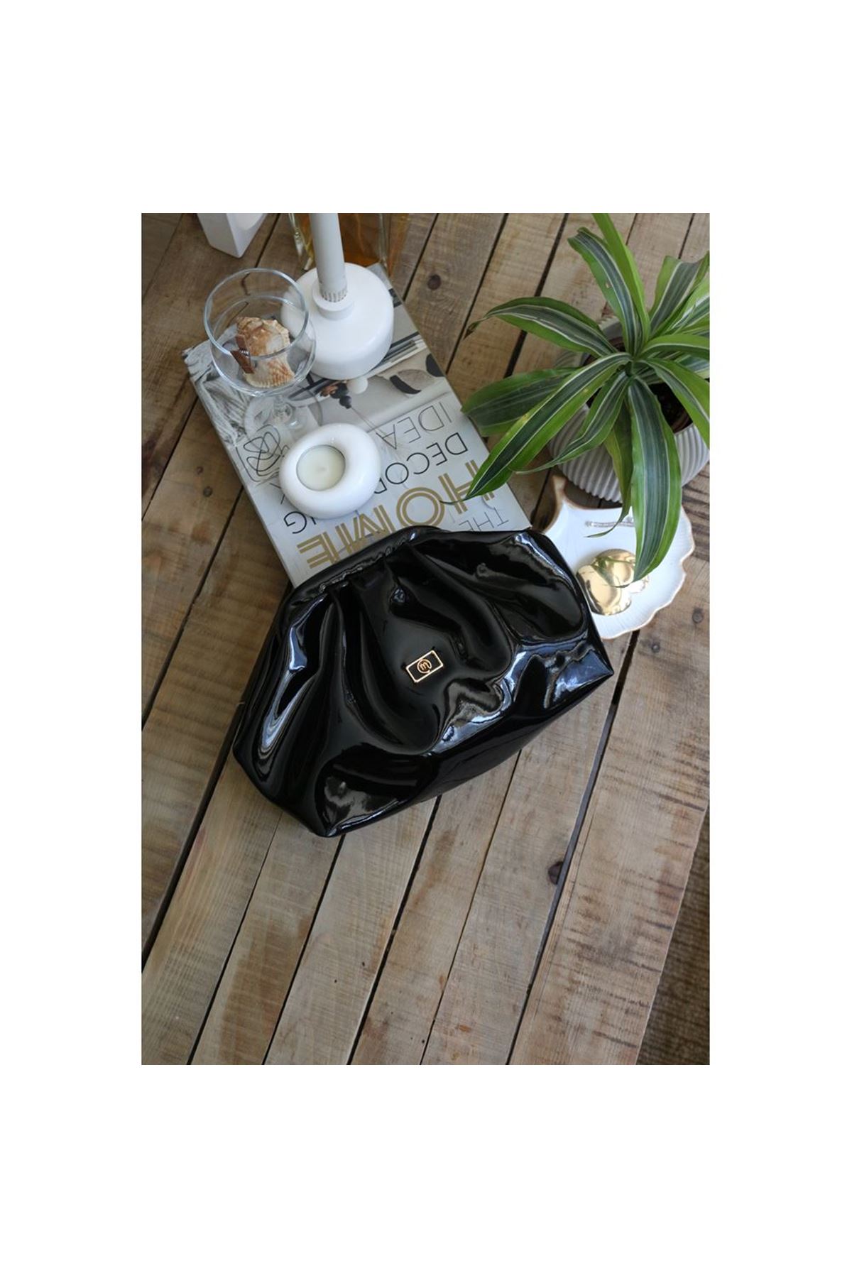 Kadın Siyah Rugan Aksesuarlı Bohça Form Omuz Çantası