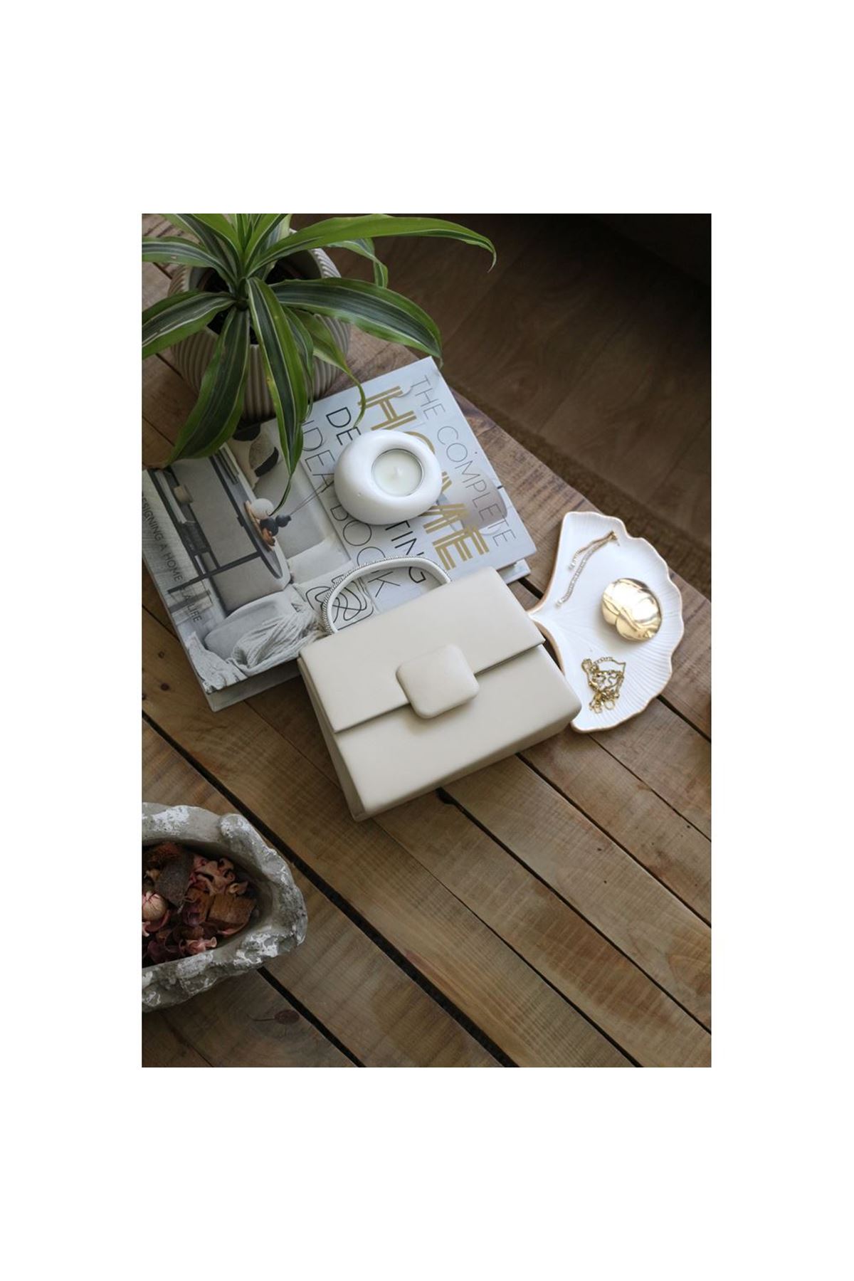 Krem Kare Tokalı Taş Tutma Saplı El Çantası