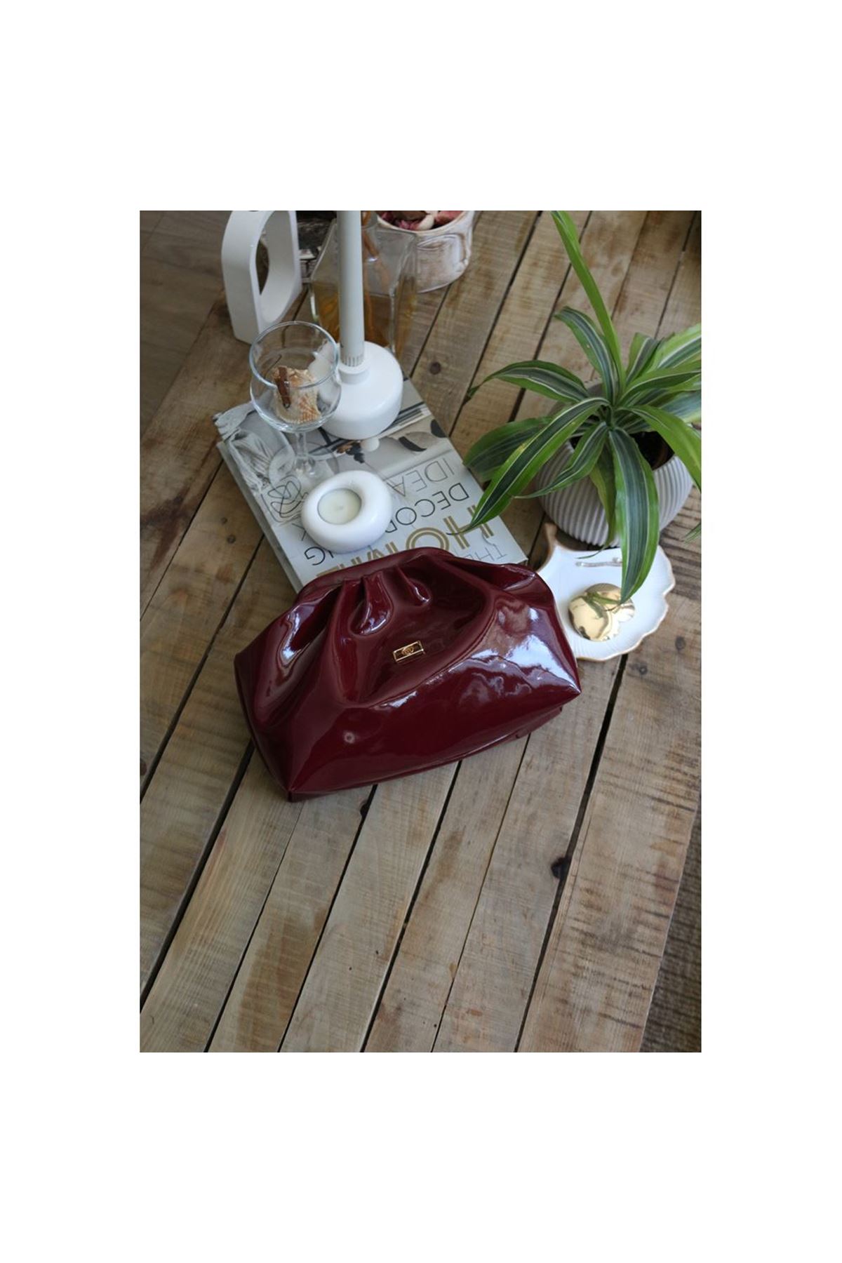 Kadın Bordo Rugan Aksesuarlı Bohça Form Omuz Çantası