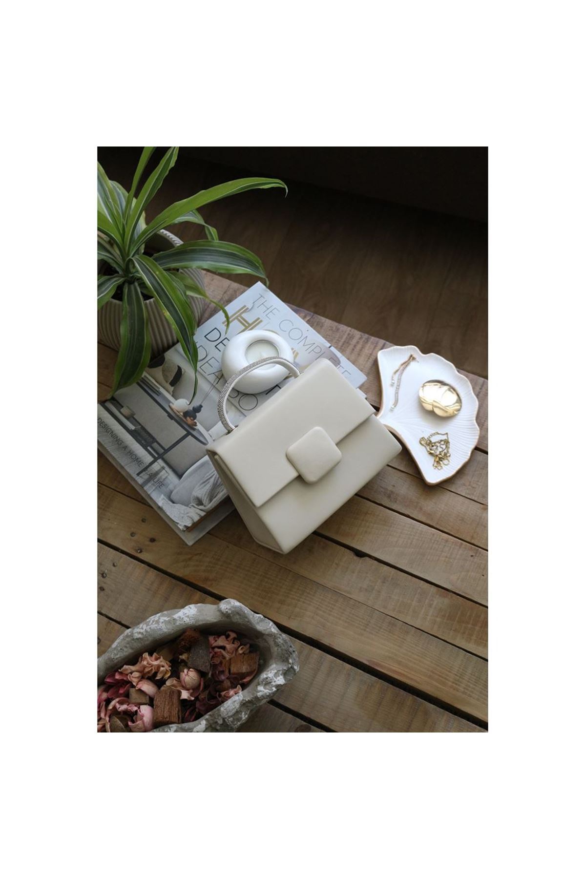 Krem Kare Tokalı Taş Tutma Saplı El Çantası