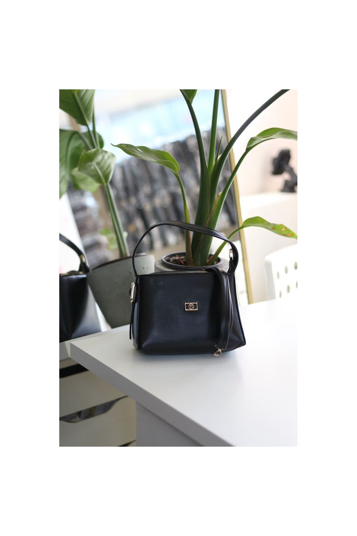 Siyah Dokulu Tutma Saplı El Omuz Çantası