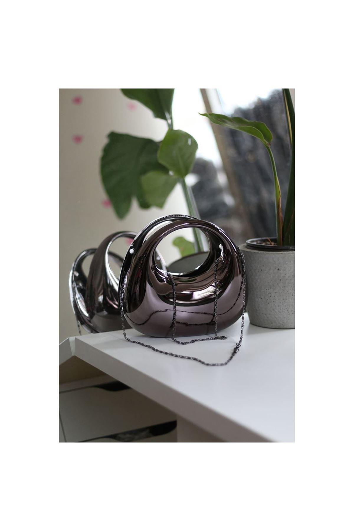 Kadın Platin Metalik Oval Tutmalı Mika Kalıp Abiye El Çantası