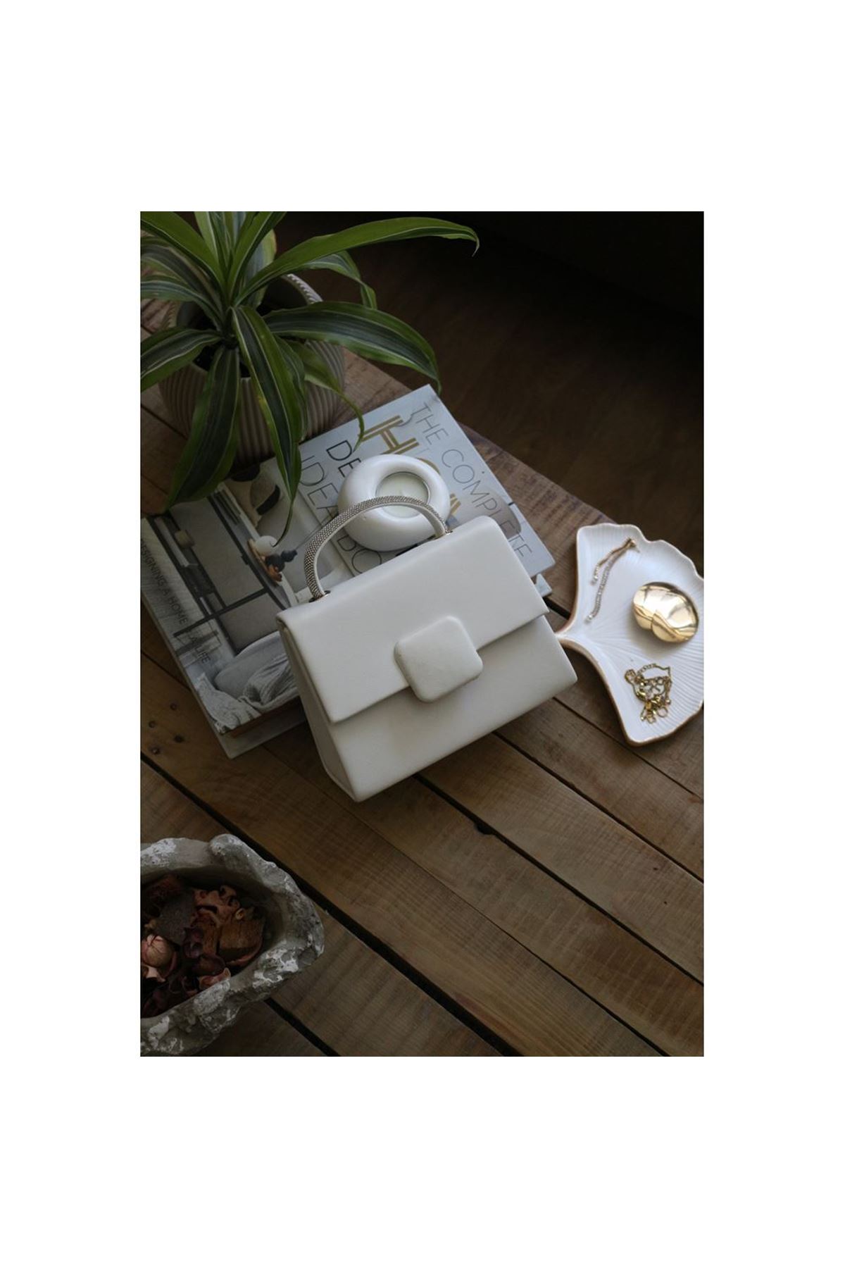 Beyaz Kare Tokalı Taş Tutma Saplı El Çantası