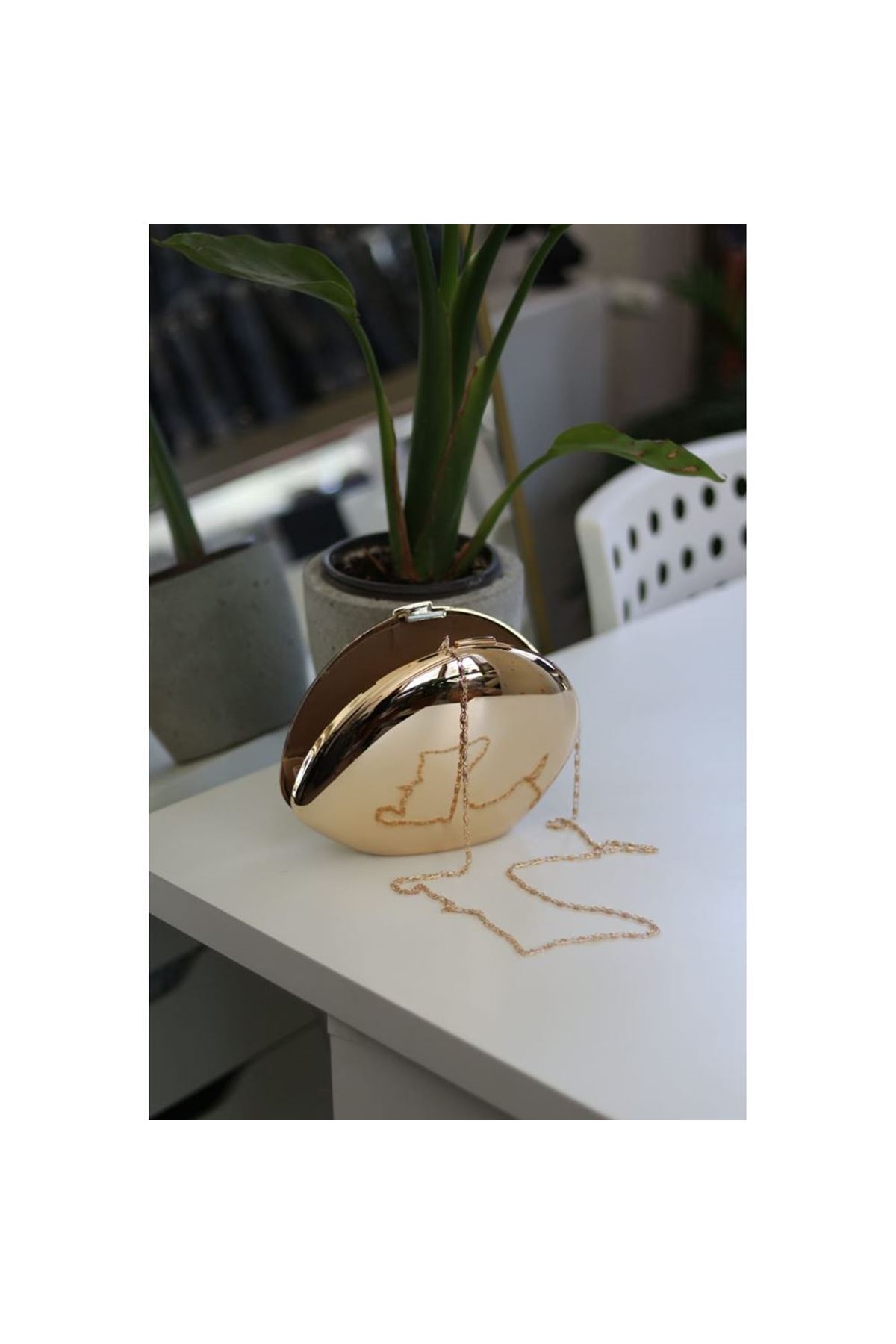 Gold Asimetrik Yassı Taş Form Mika Abiye Çanta