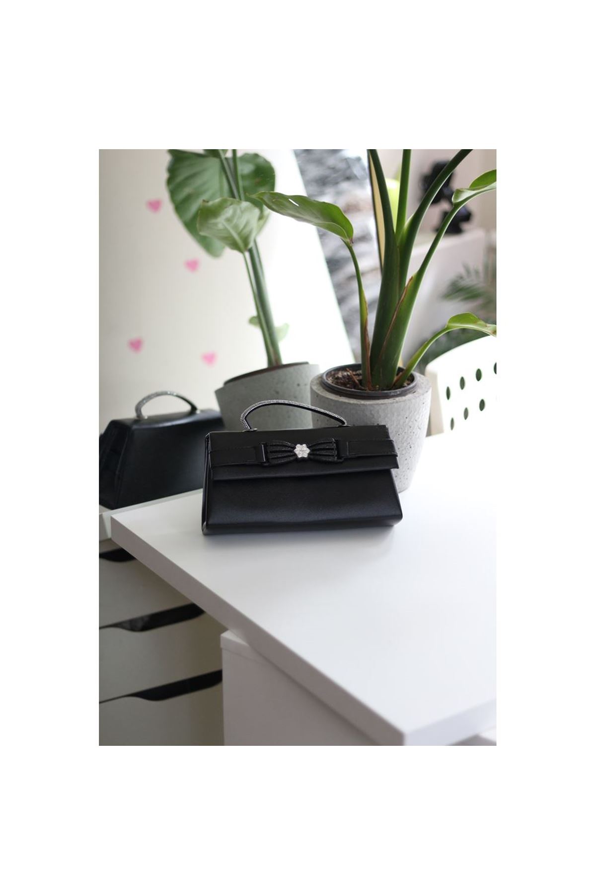 Siyah Çiçek Aksesuarlı Tutma Saplı Abiye El Çantası