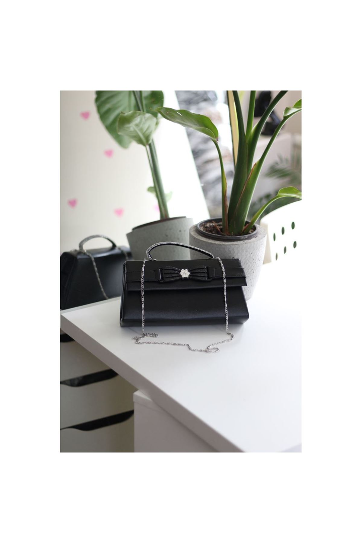 Siyah Çiçek Aksesuarlı Tutma Saplı Abiye El Çantası