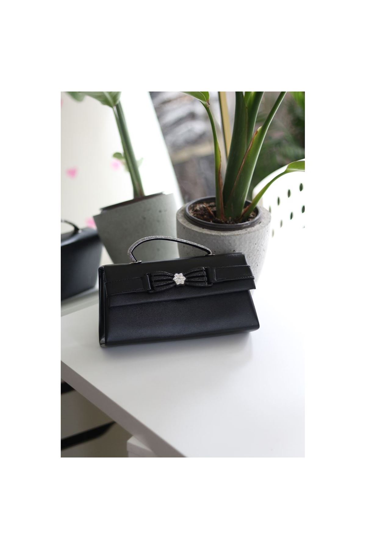 Siyah Çiçek Aksesuarlı Tutma Saplı Abiye El Çantası