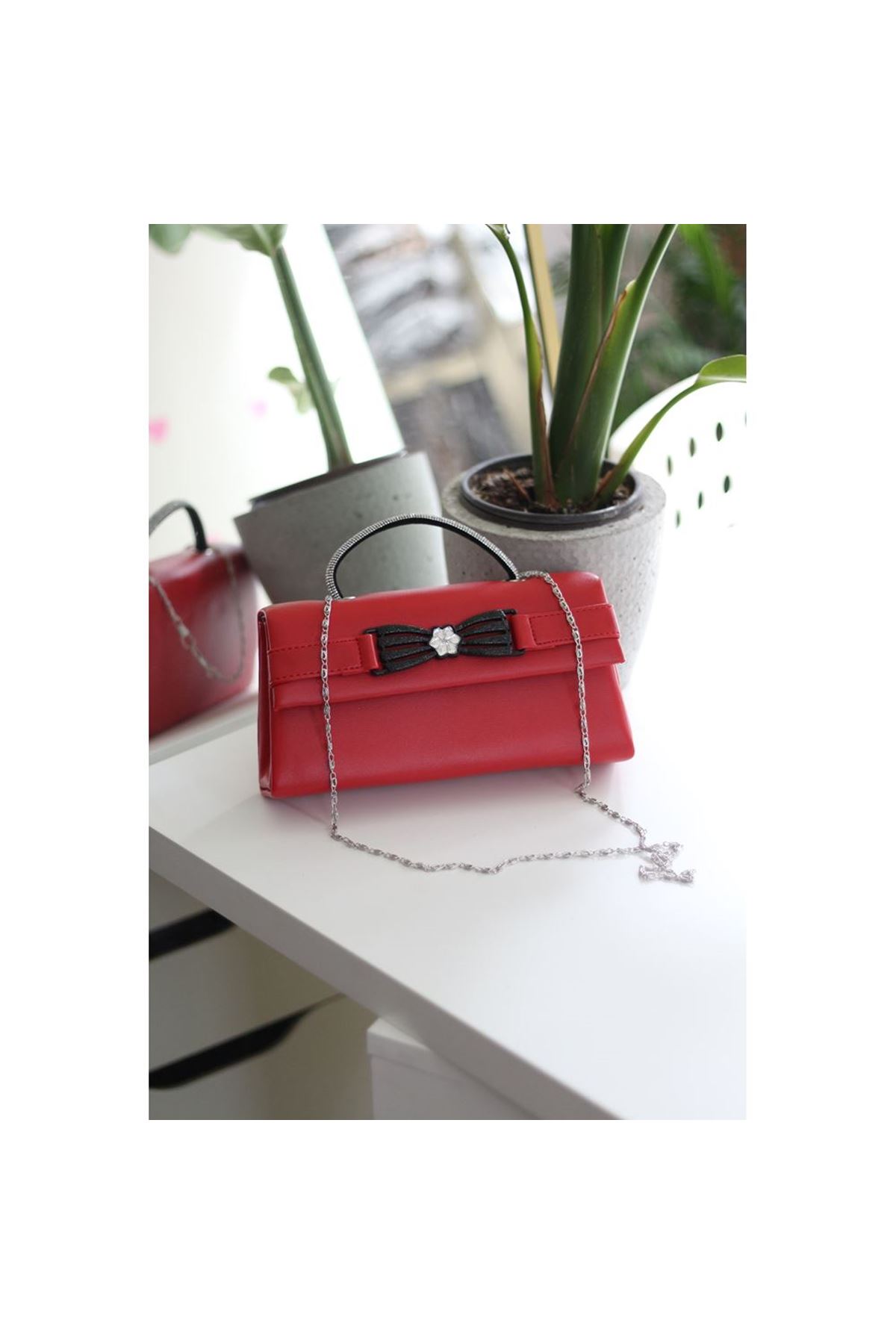 Kırmızı Çiçek Aksesuarlı Tutma Saplı Abiye El Çantası