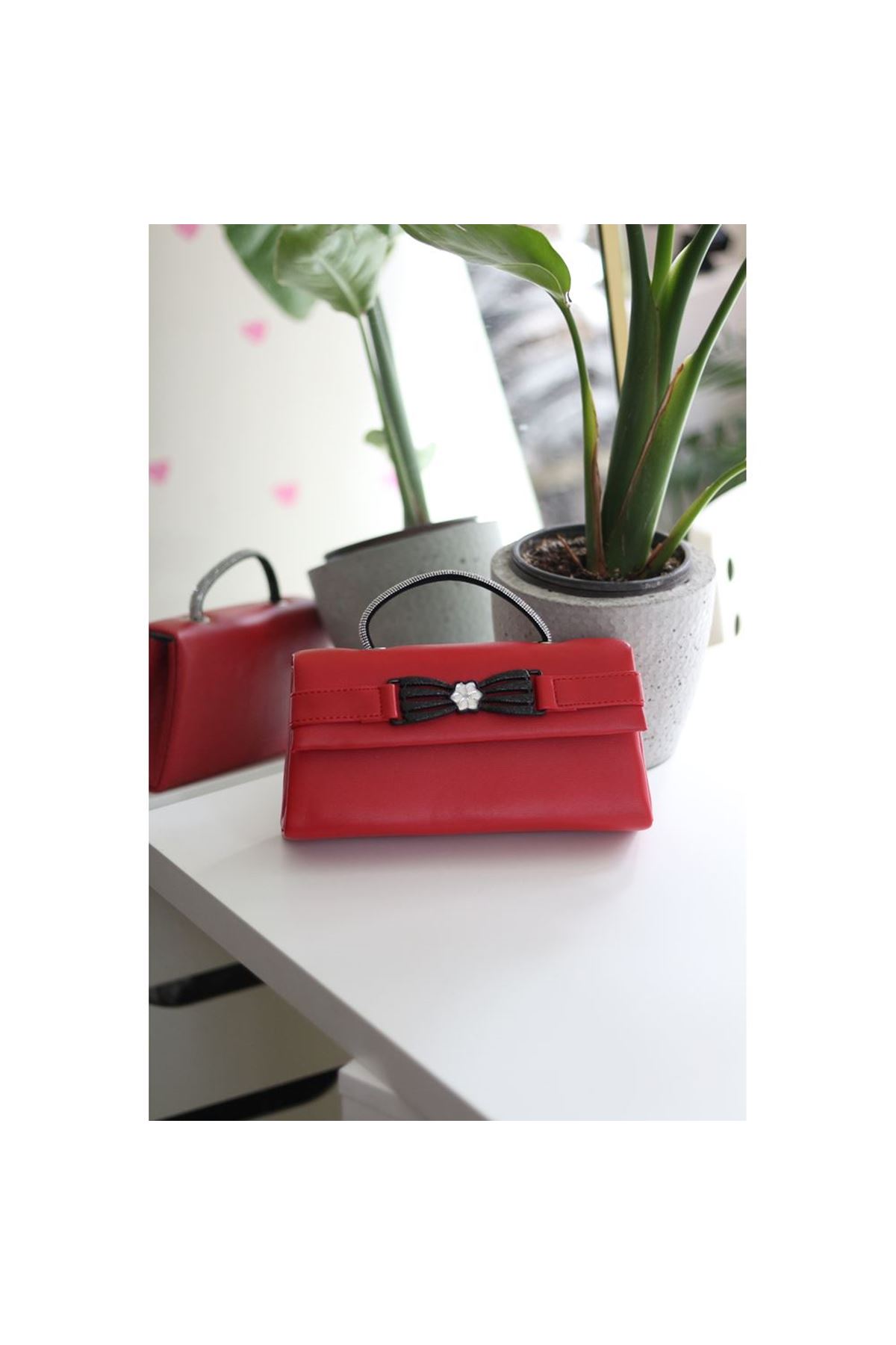 Kırmızı Çiçek Aksesuarlı Tutma Saplı Abiye El Çantası