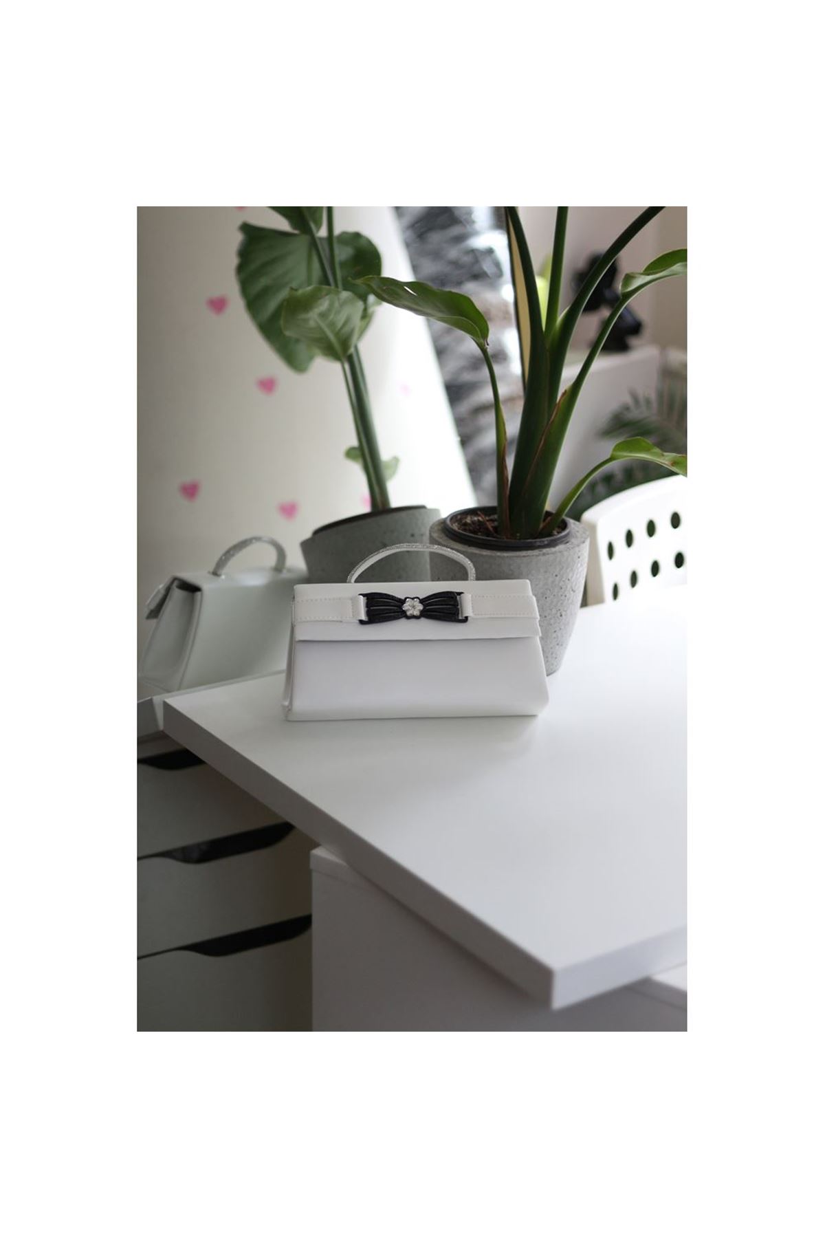 Beyaz Çiçek Aksesuarlı Tutma Saplı Abiye El Çantası