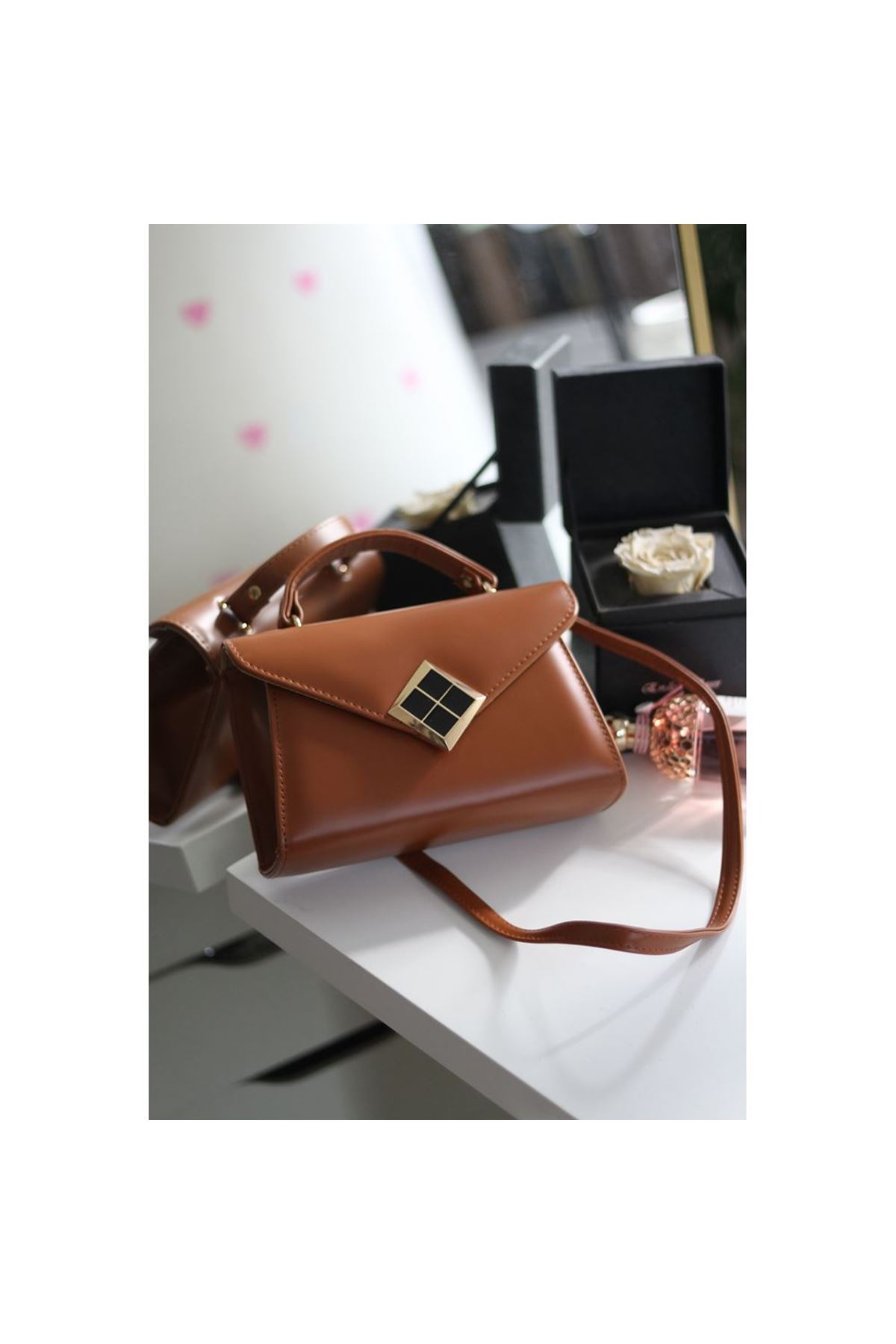 Taba Mat Doku Kare Gold Aksesuar Detaylı El Çantası