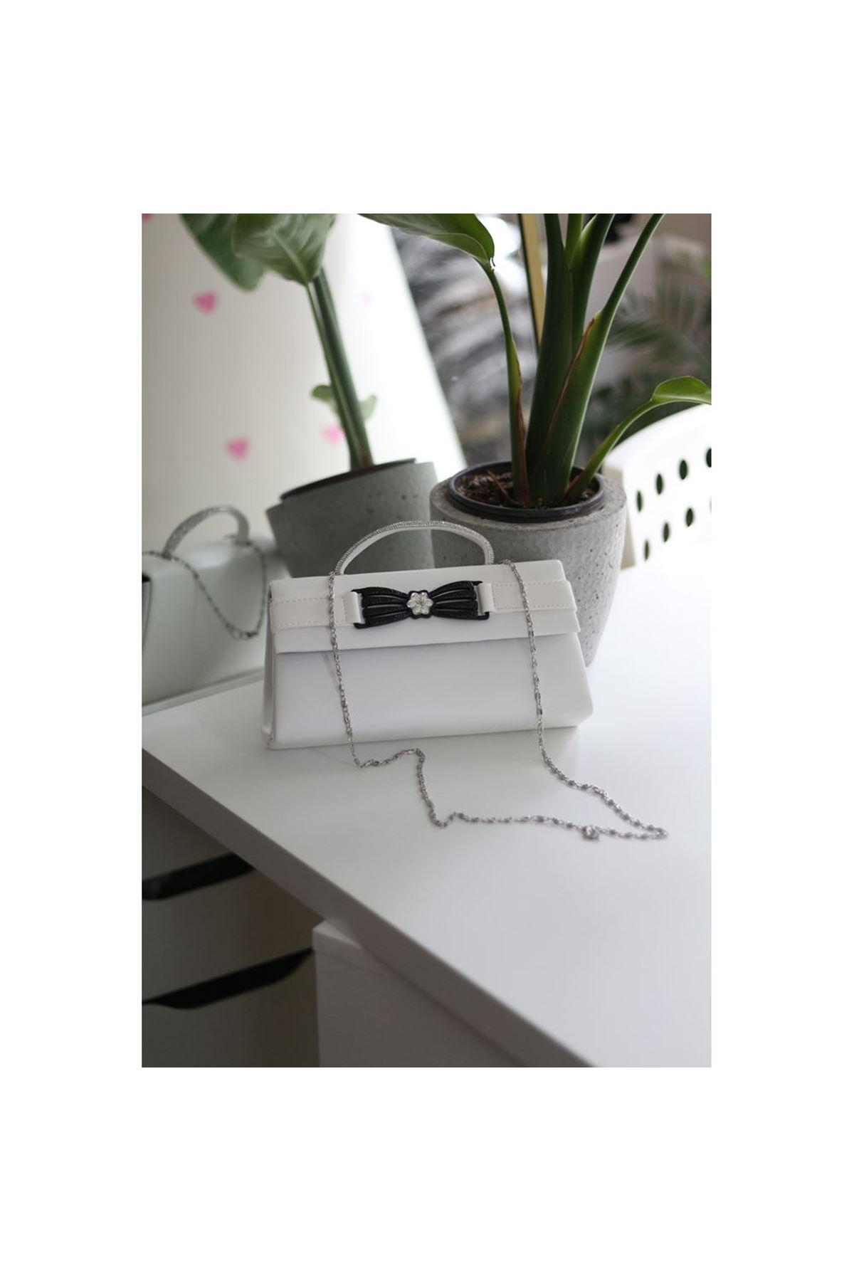 Beyaz Çiçek Aksesuarlı Tutma Saplı Abiye El Çantası
