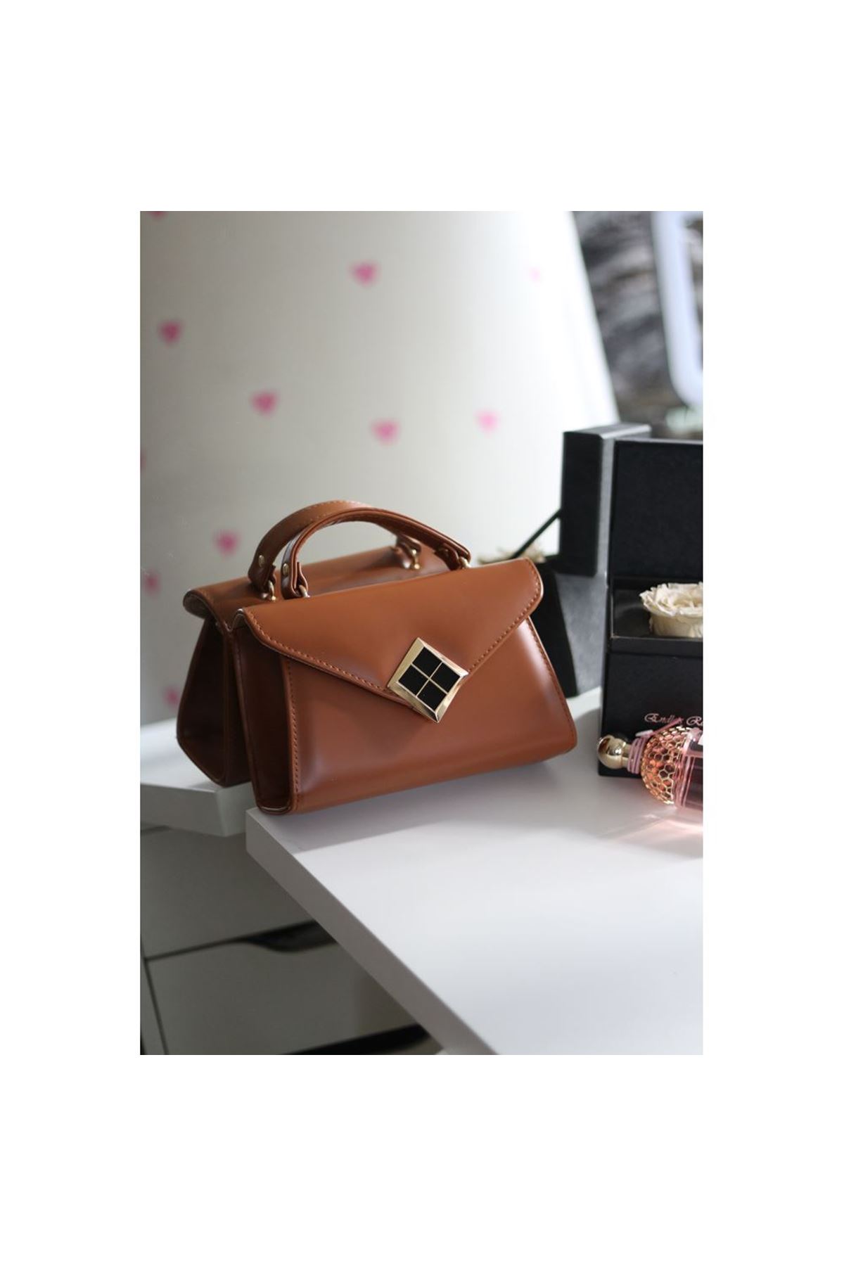 Taba Mat Doku Kare Gold Aksesuar Detaylı El Çantası