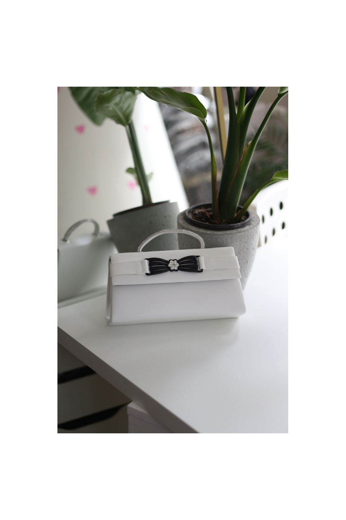 Beyaz Çiçek Aksesuarlı Tutma Saplı Abiye El Çantası