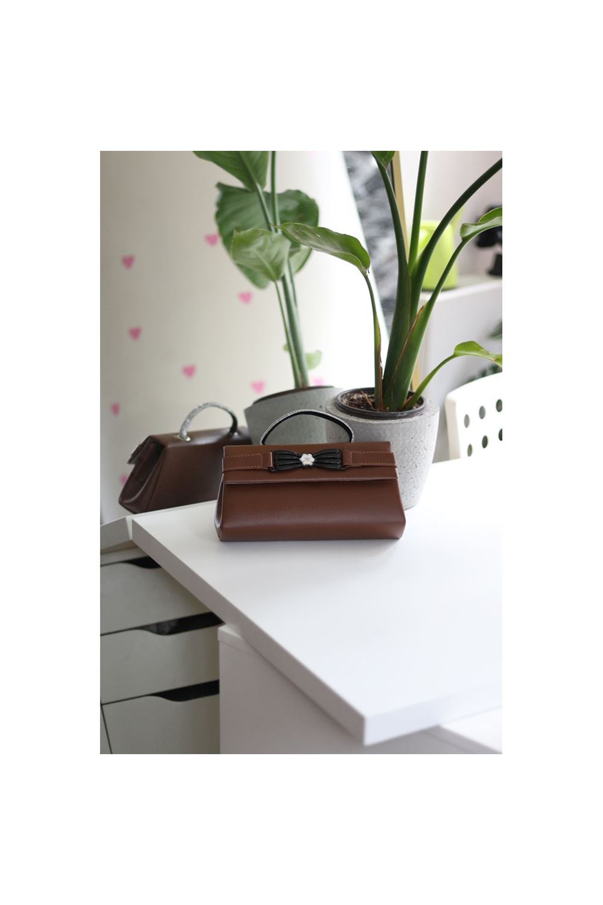 Kahve Çiçek Aksesuarlı Tutma Saplı Abiye El Çantası