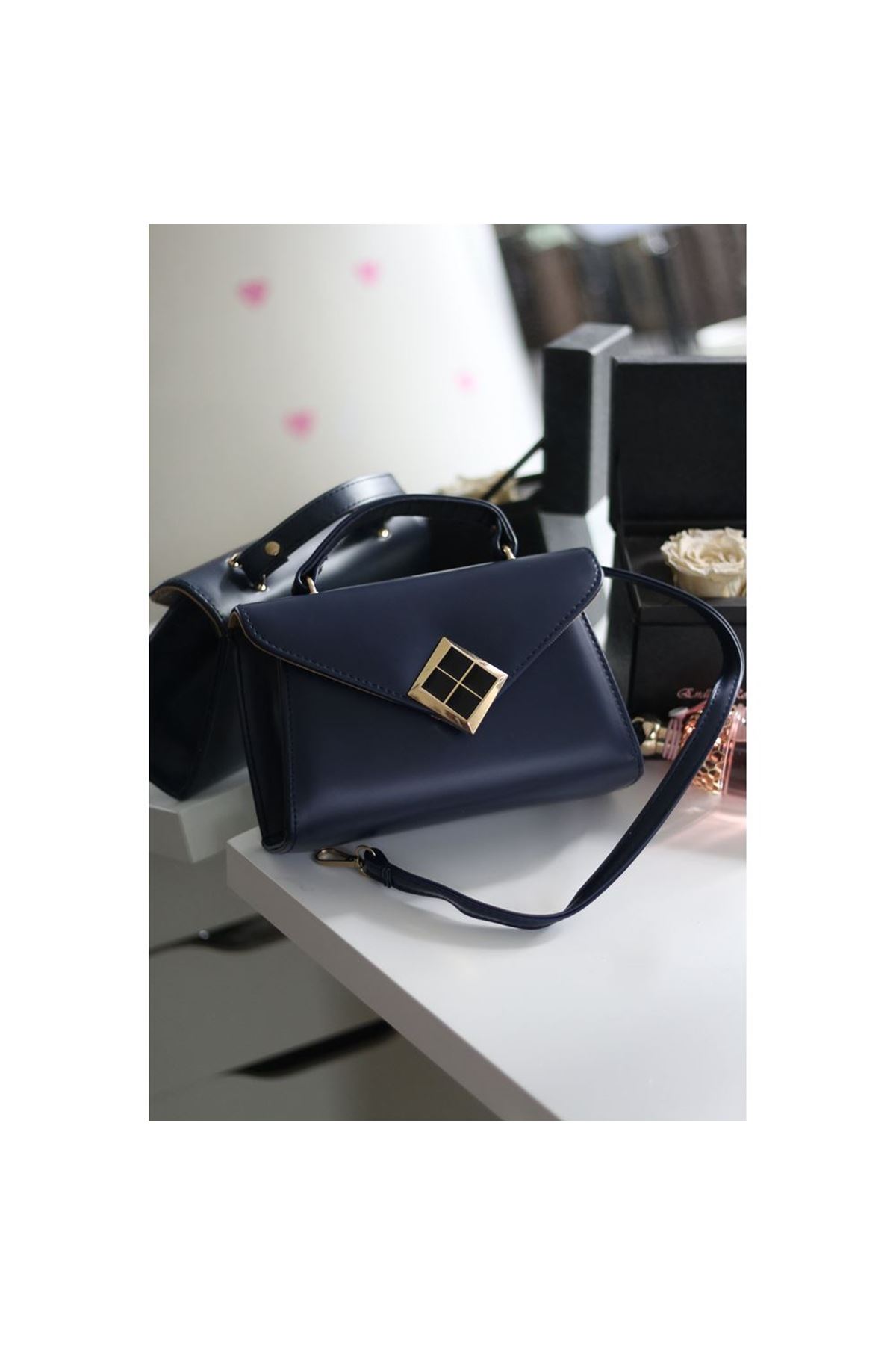 Lacivert Mat Doku Kare Gold Aksesuar Detaylı El Çantası
