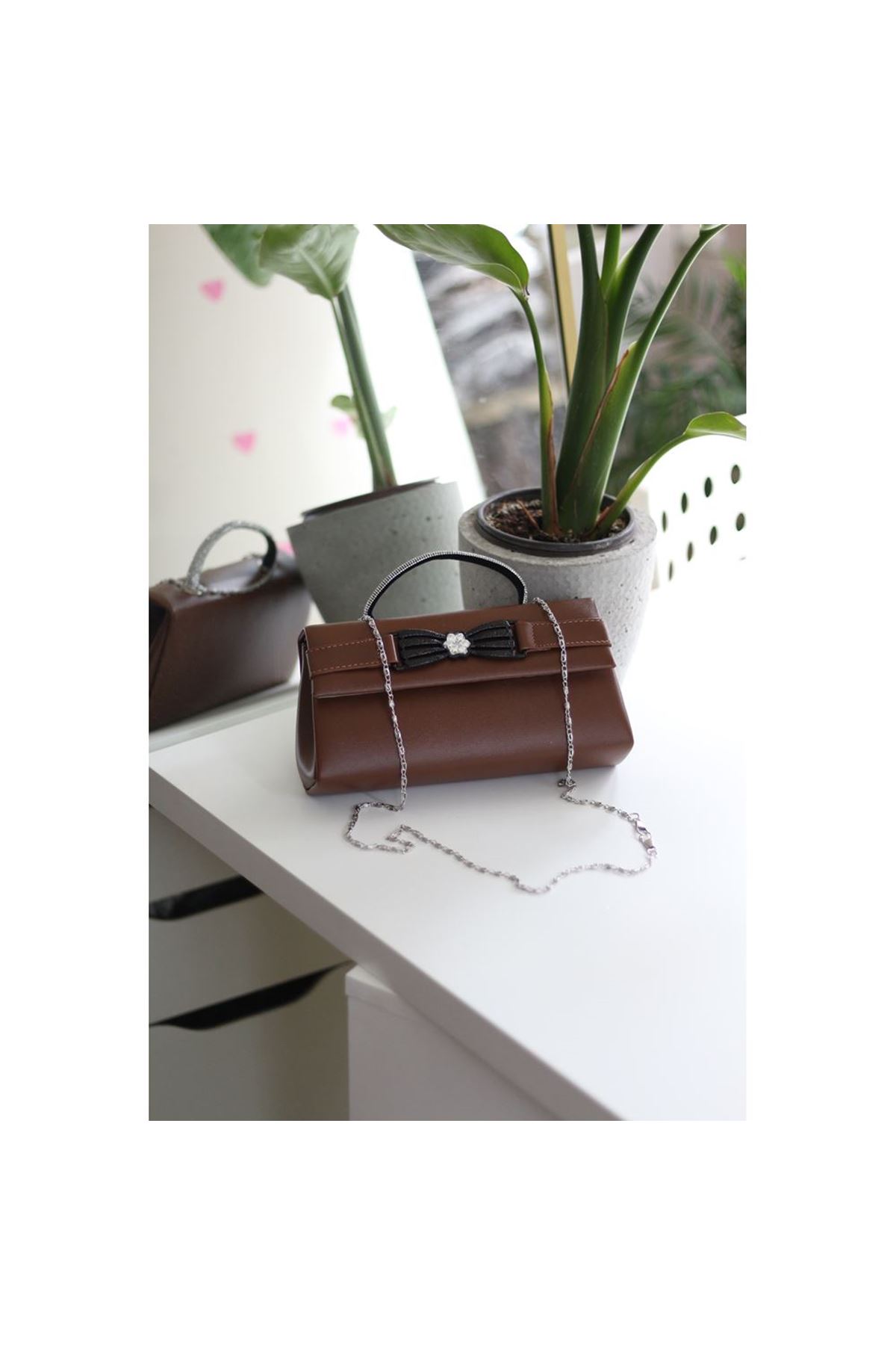 Kahve Çiçek Aksesuarlı Tutma Saplı Abiye El Çantası