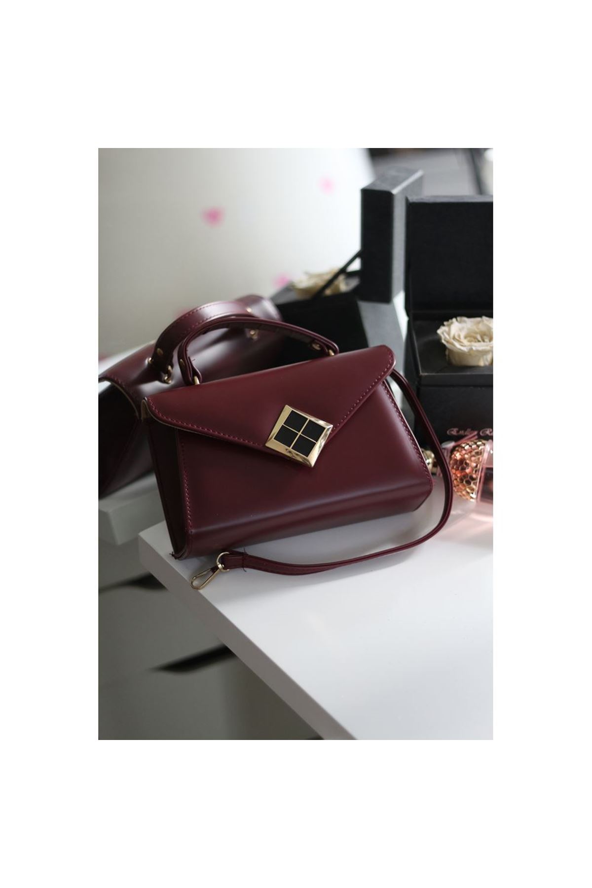 Bordo Mat Doku Kare Gold Aksesuar Detaylı El Çantası