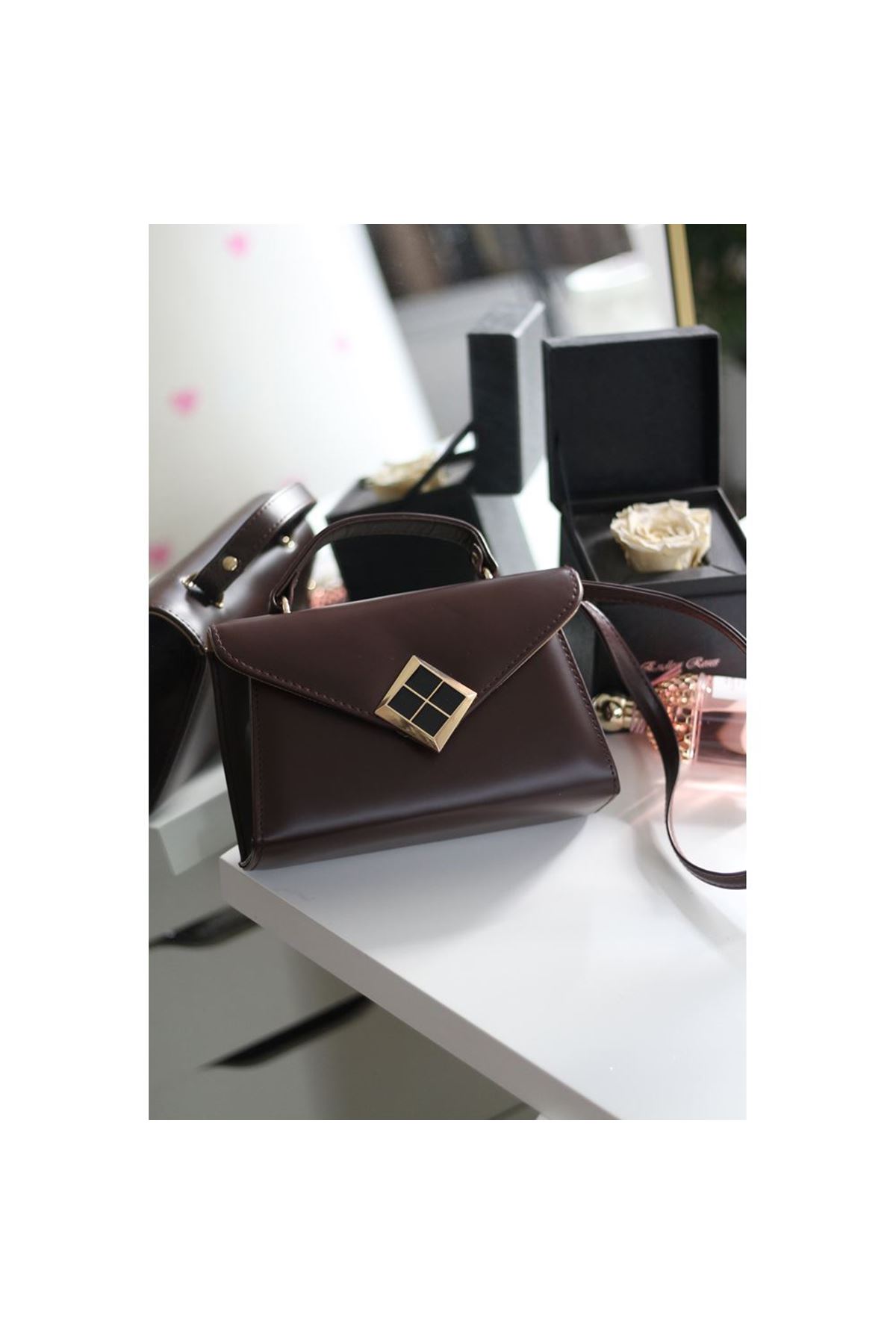 Acı Kahve Mat Doku Kare Gold Aksesuar Detaylı El Çantası