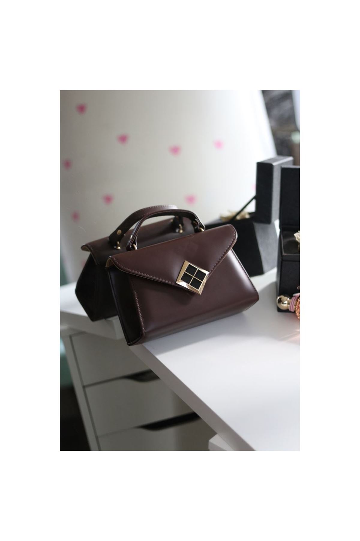 Acı Kahve Mat Doku Kare Gold Aksesuar Detaylı El Çantası