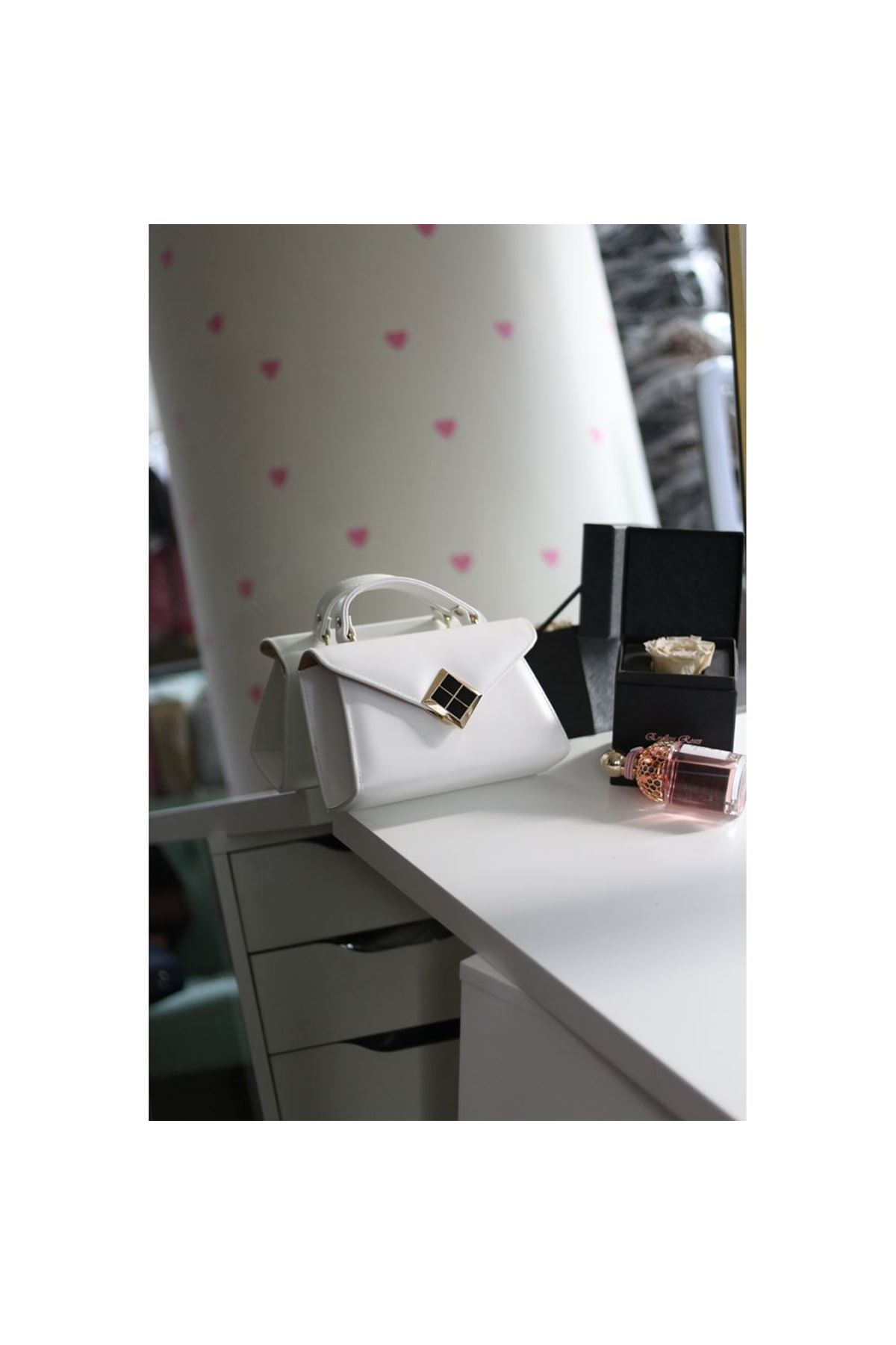 Beyaz Mat Doku Kare Gold Aksesuar Detaylı El Çantası