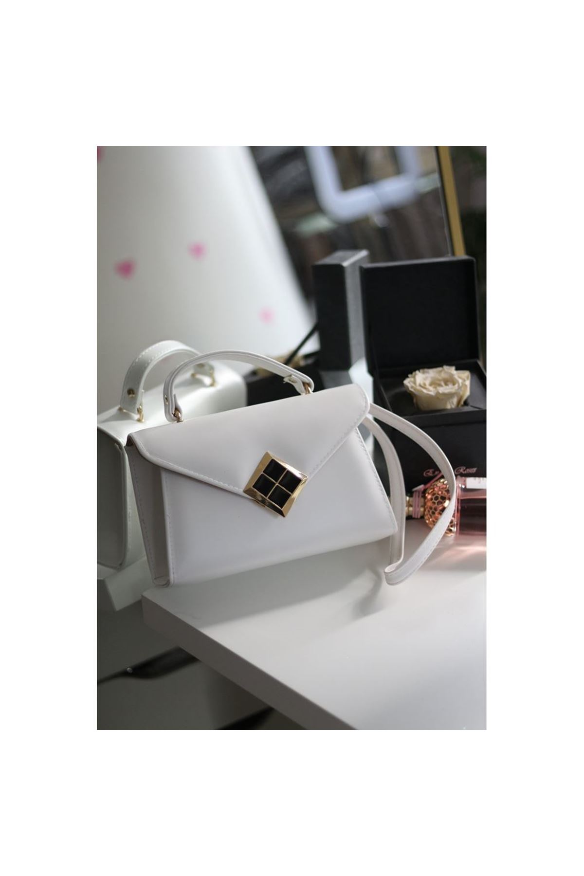 Beyaz Mat Doku Kare Gold Aksesuar Detaylı El Çantası