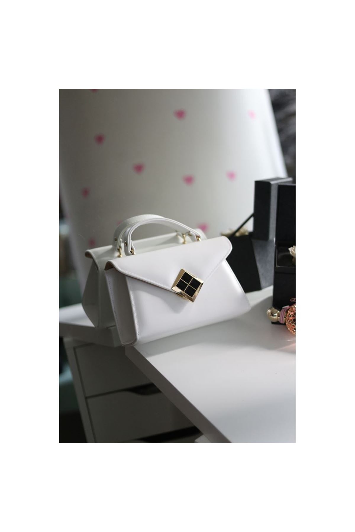 Beyaz Mat Doku Kare Gold Aksesuar Detaylı El Çantası