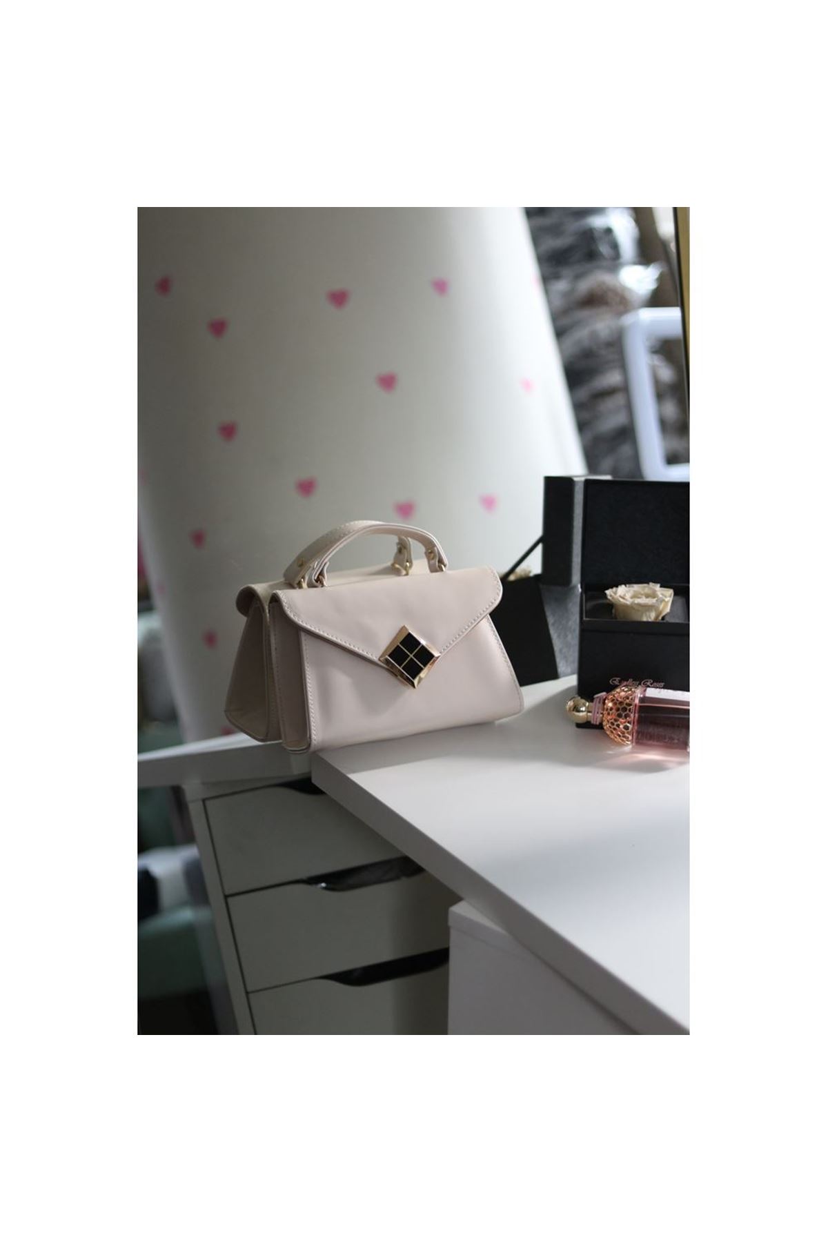 Krem Mat Doku Kare Gold Aksesuar Detaylı El Çantası