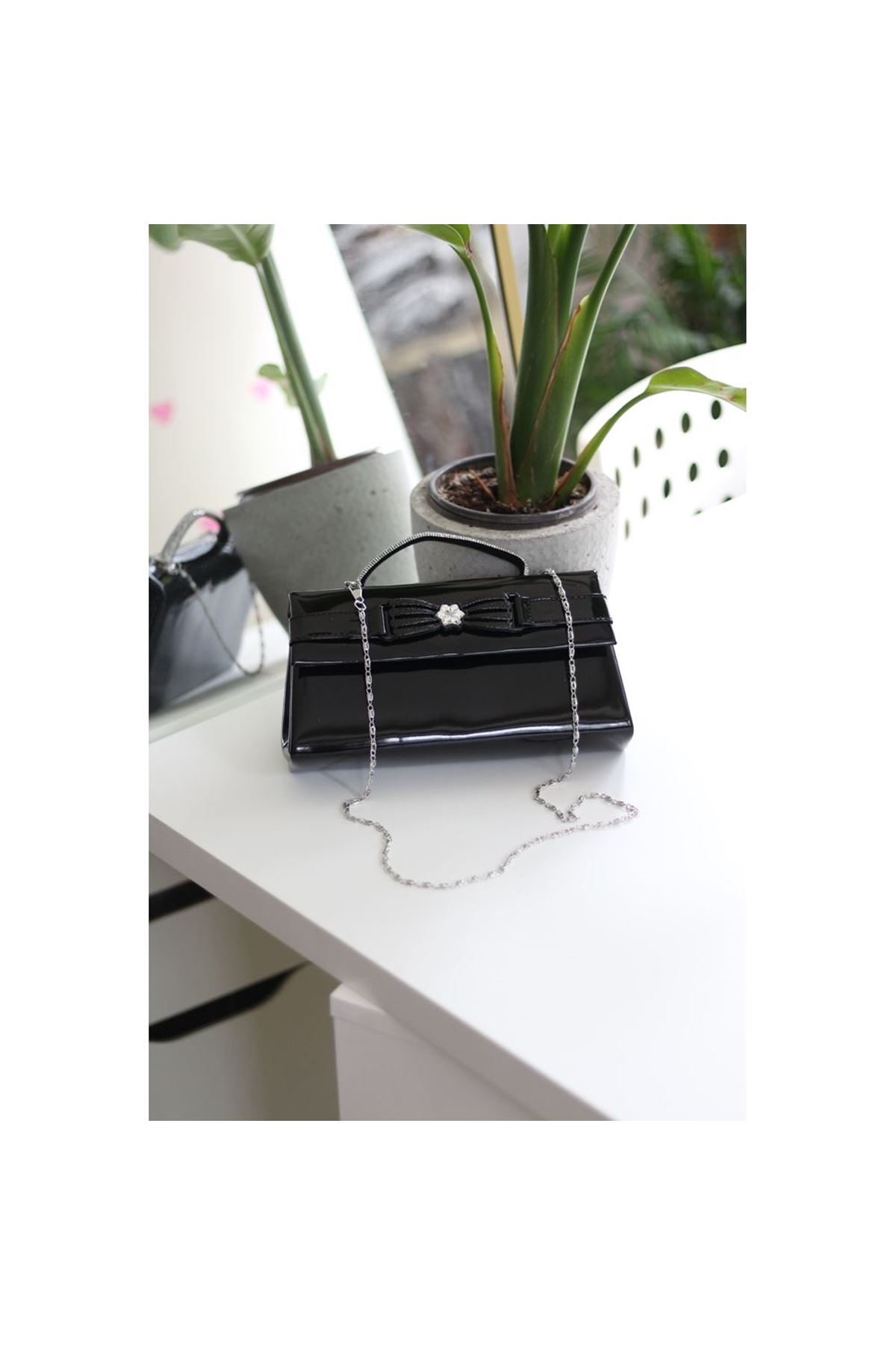 Siyah Rugan Çiçek Aksesuarlı Tutma Saplı Abiye El Çantası