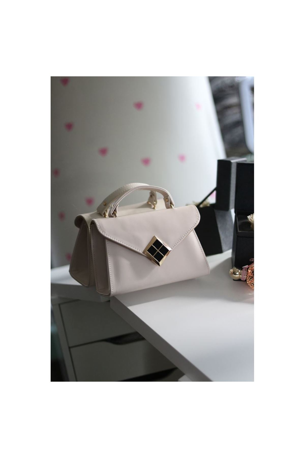 Krem Mat Doku Kare Gold Aksesuar Detaylı El Çantası