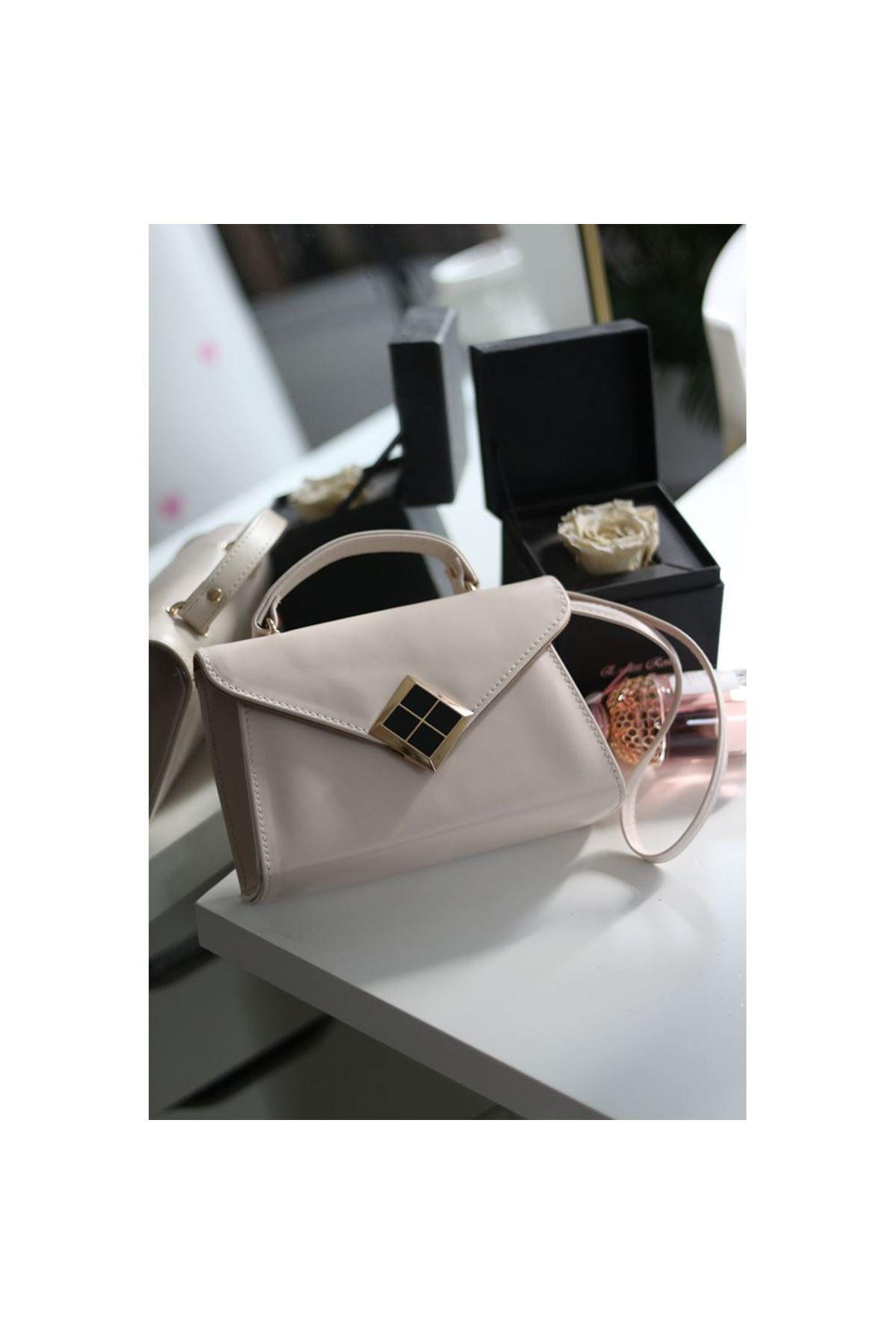 Krem Mat Doku Kare Gold Aksesuar Detaylı El Çantası