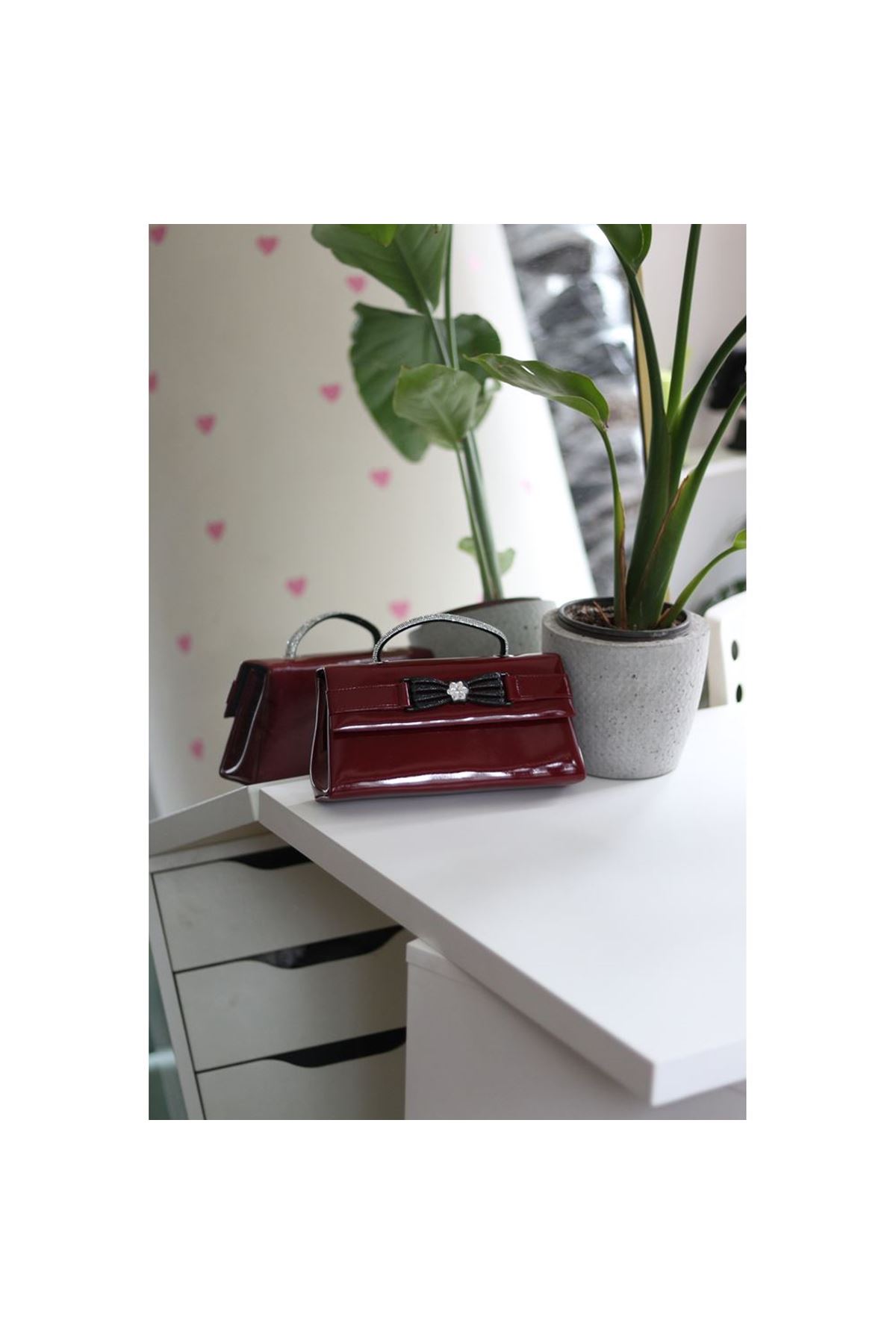 Bordo Rugan Çiçek Aksesuarlı Tutma Saplı Abiye El Çantası