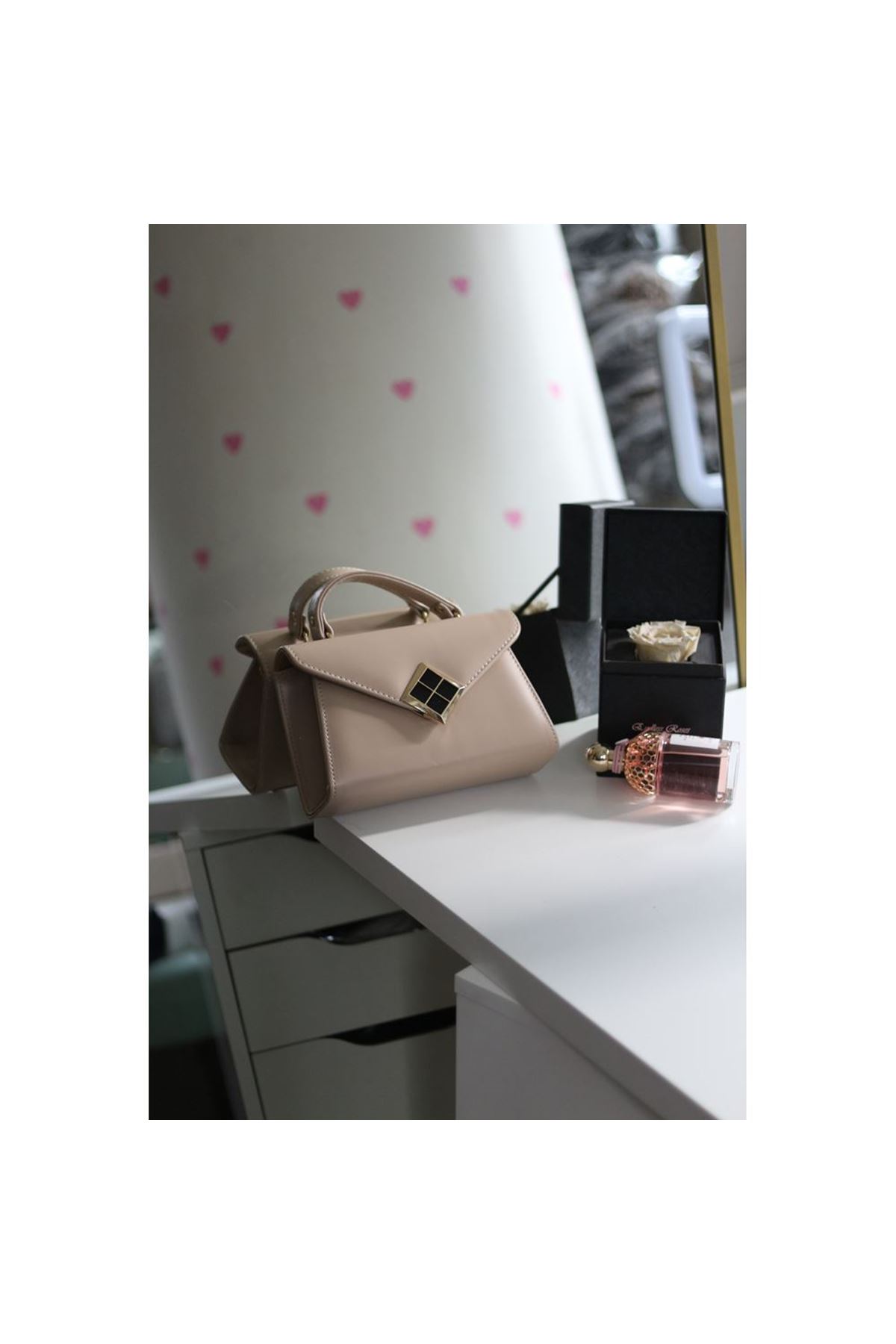 Bej Mat Doku Kare Gold Aksesuar Detaylı El Çantası