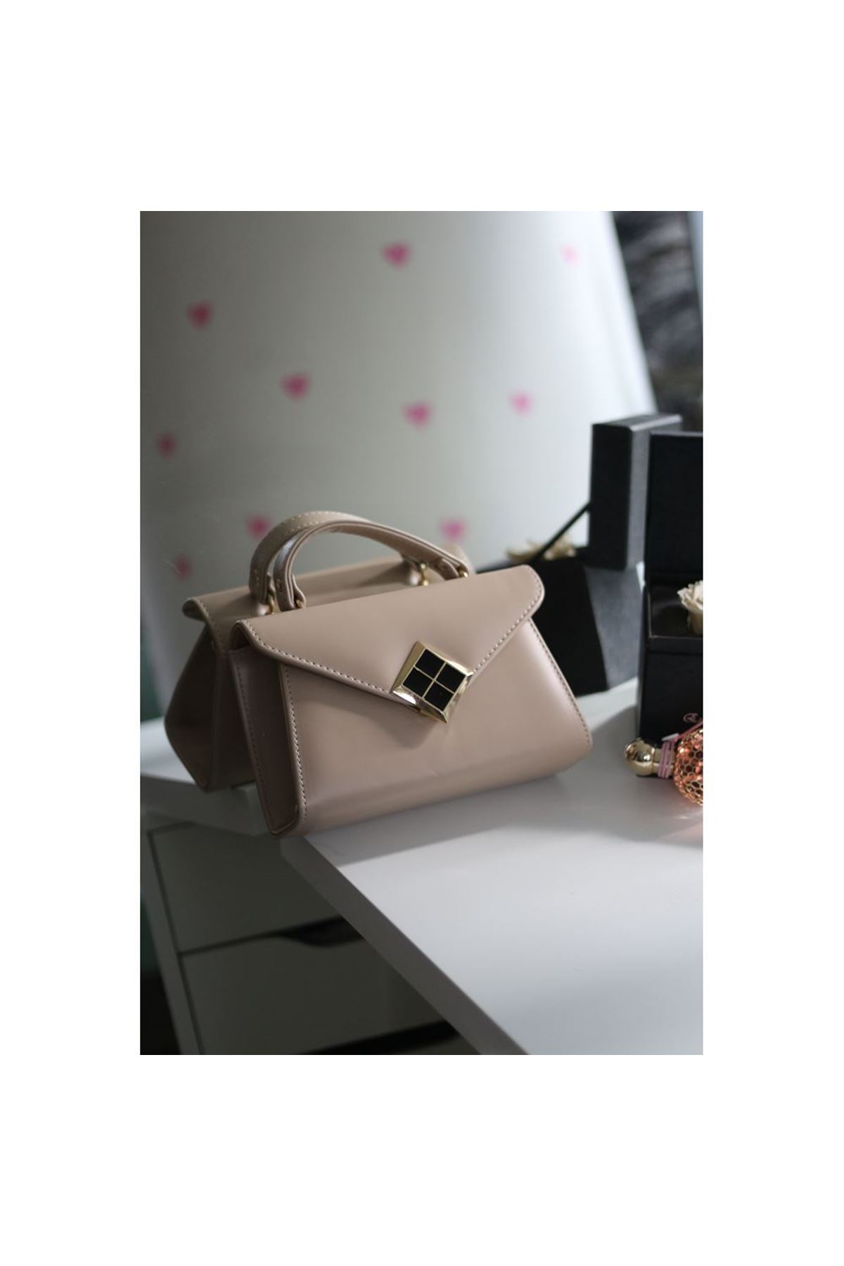 Bej Mat Doku Kare Gold Aksesuar Detaylı El Çantası