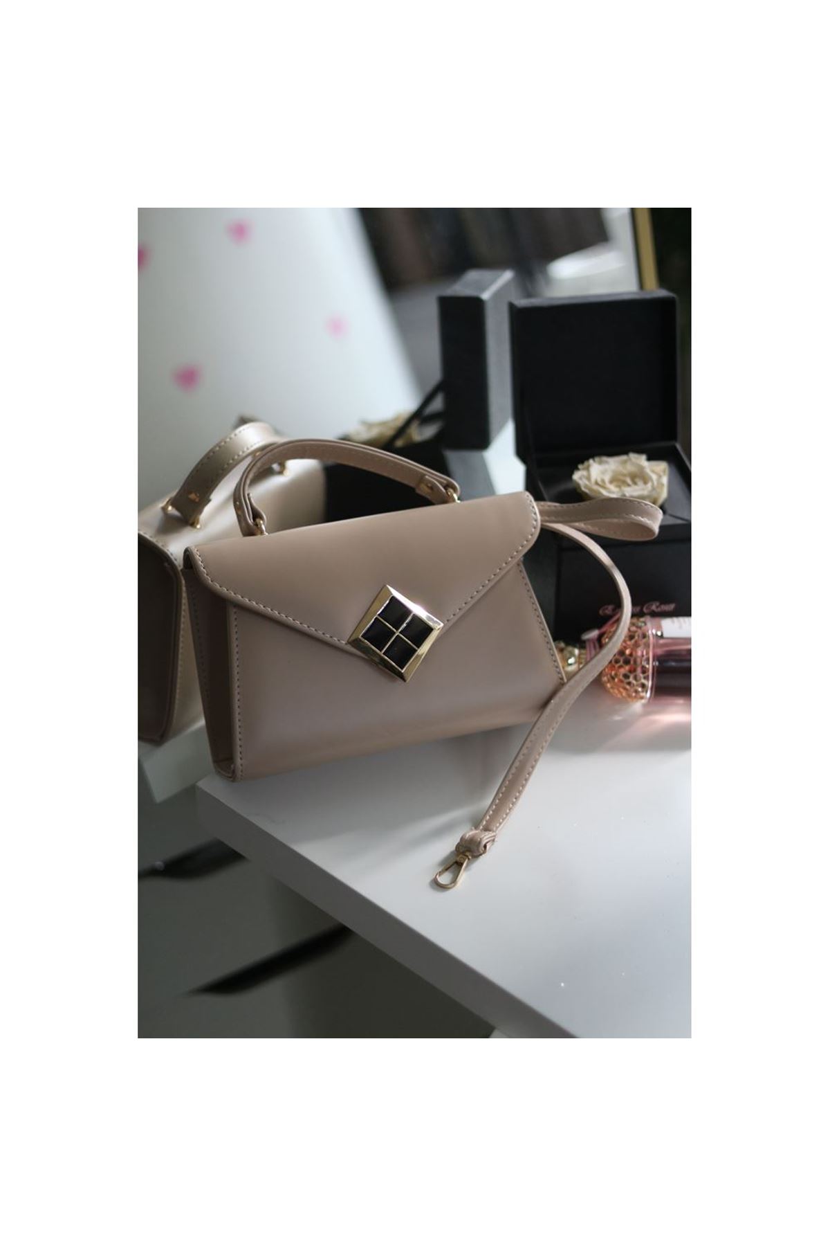 Bej Mat Doku Kare Gold Aksesuar Detaylı El Çantası