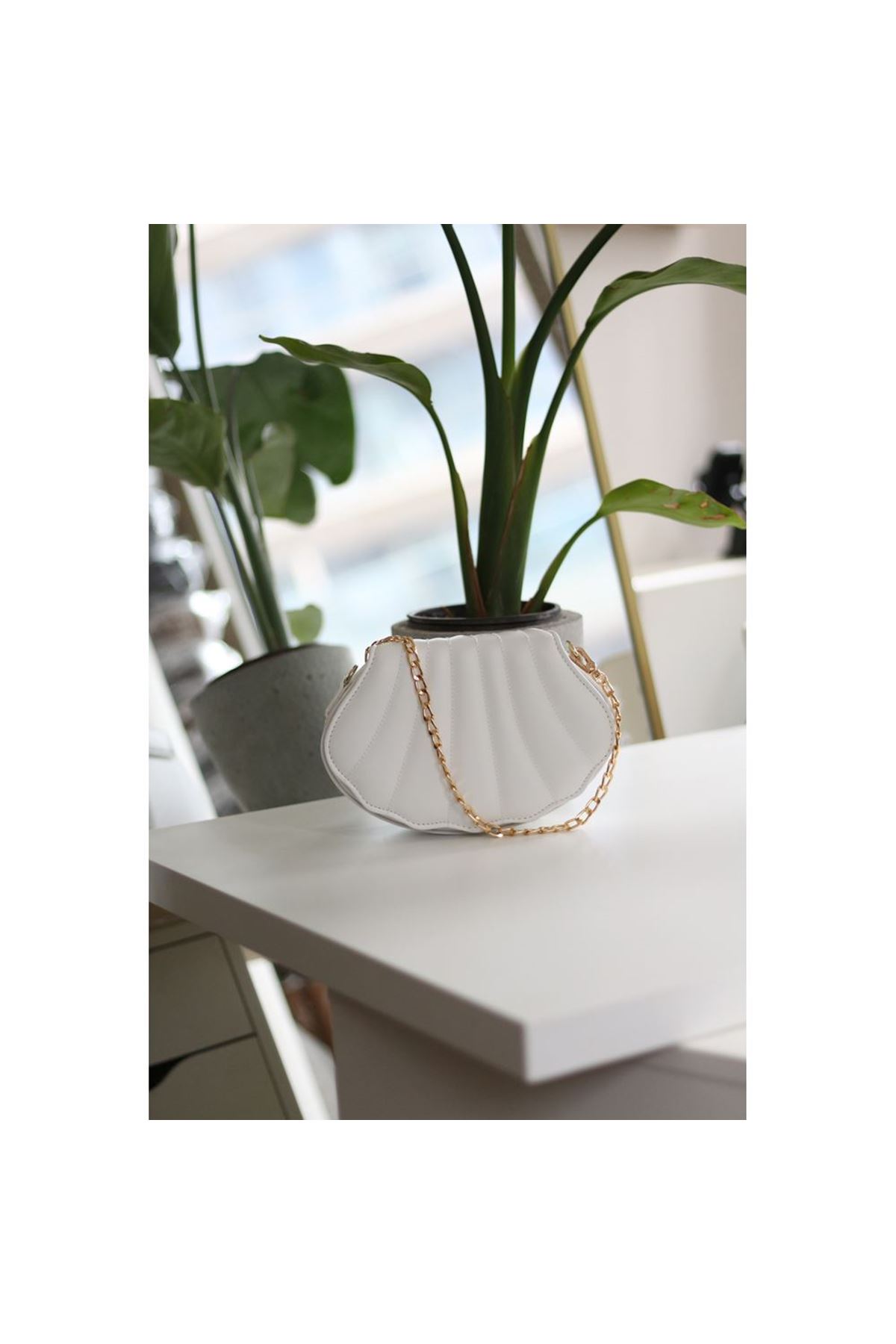 Kadın Beyaz İstiridye Kalıp Zincirli El Omuz Çantası