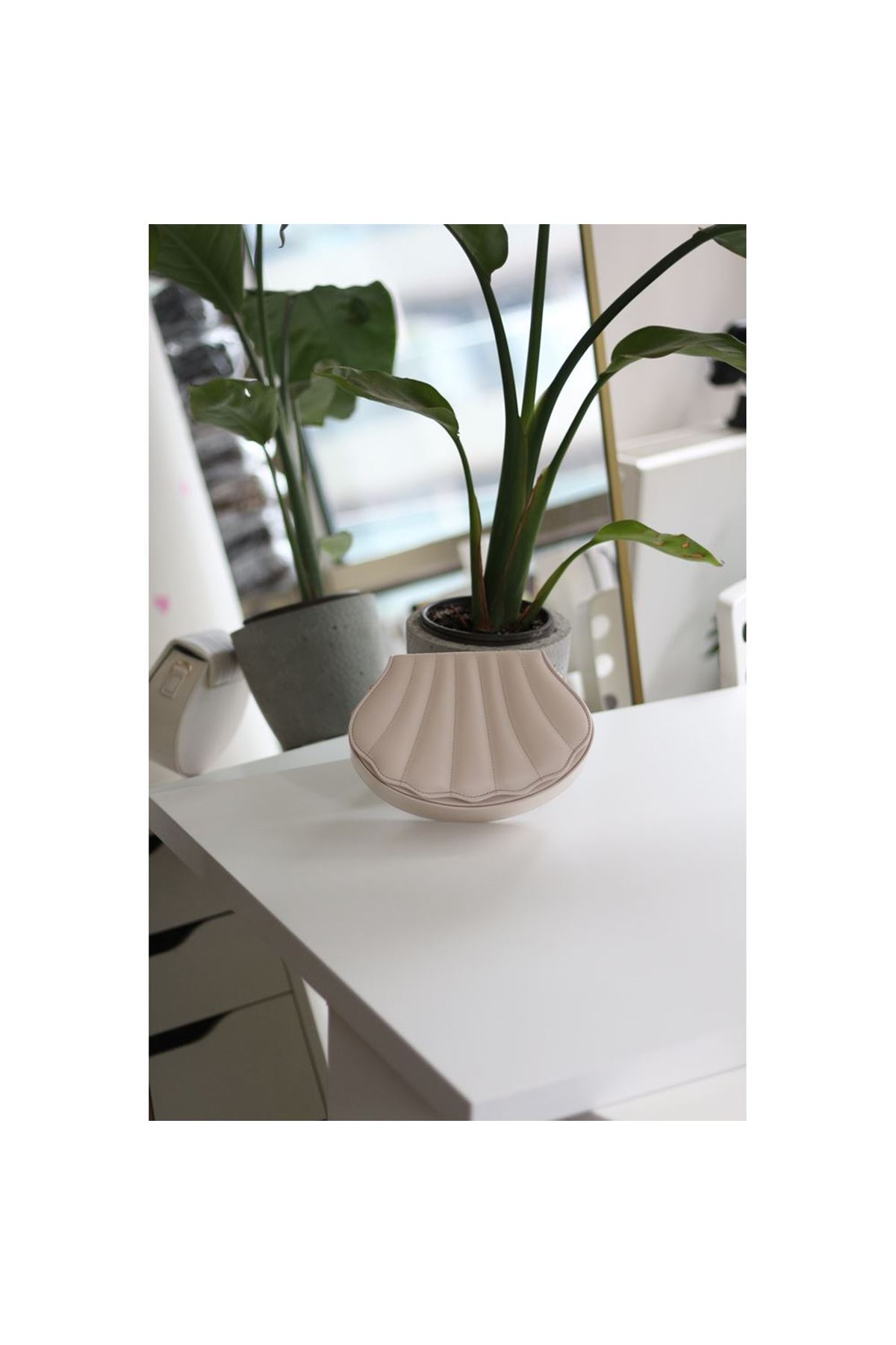 Kadın Krem İstiridye Kalıp Zincirli El Omuz Çantası