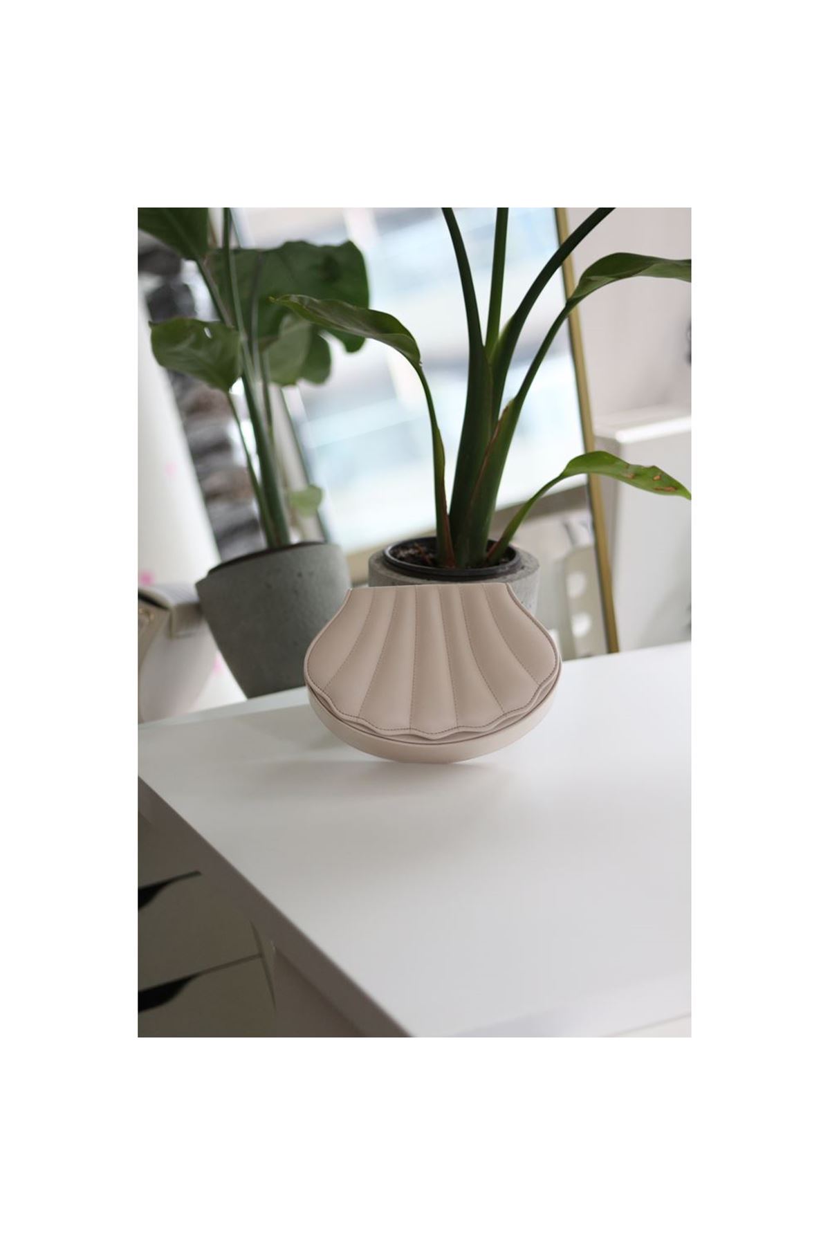 Kadın Krem İstiridye Kalıp Zincirli El Omuz Çantası