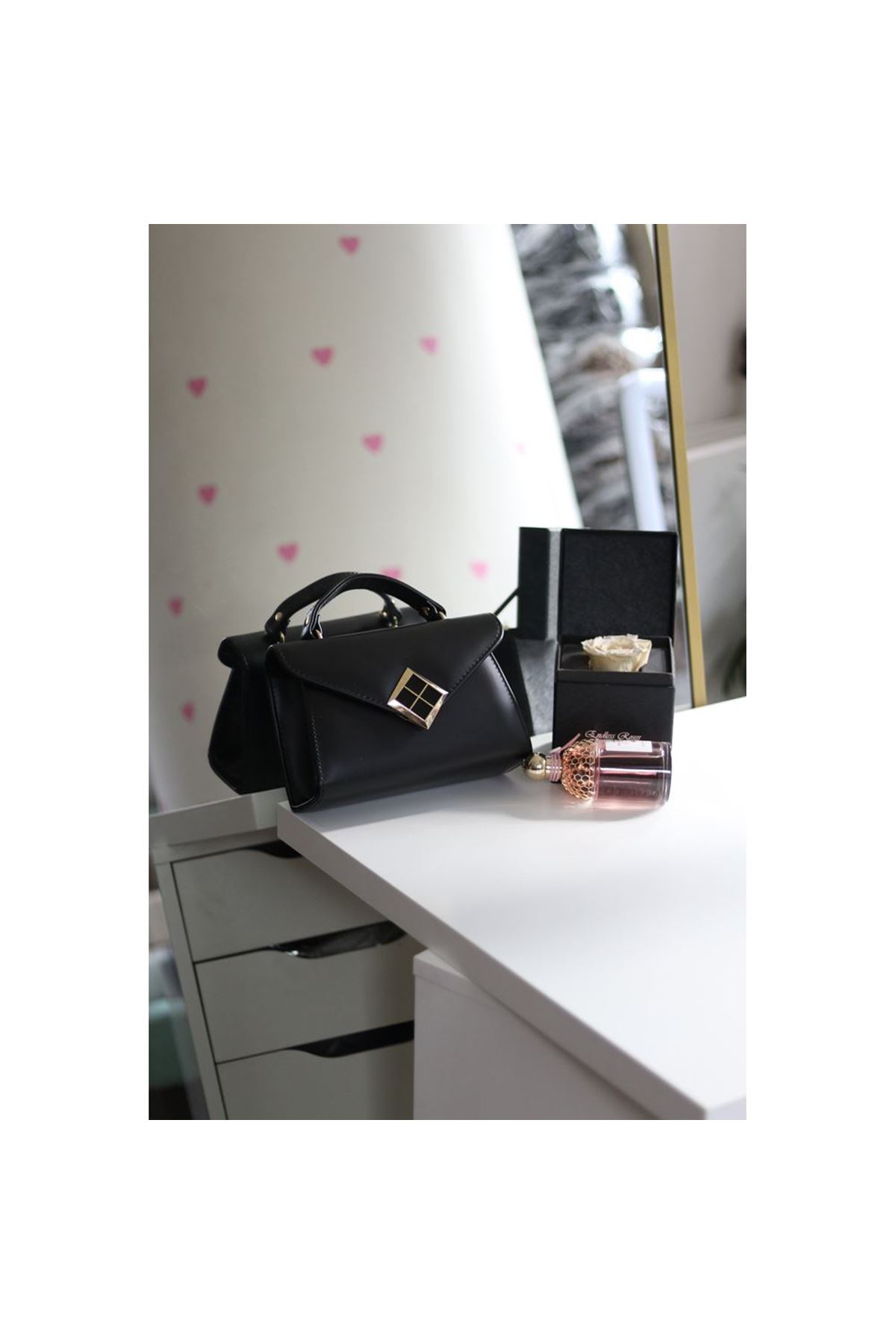 Siyah Mat Doku Kare Gold Aksesuar Detaylı El Çantası