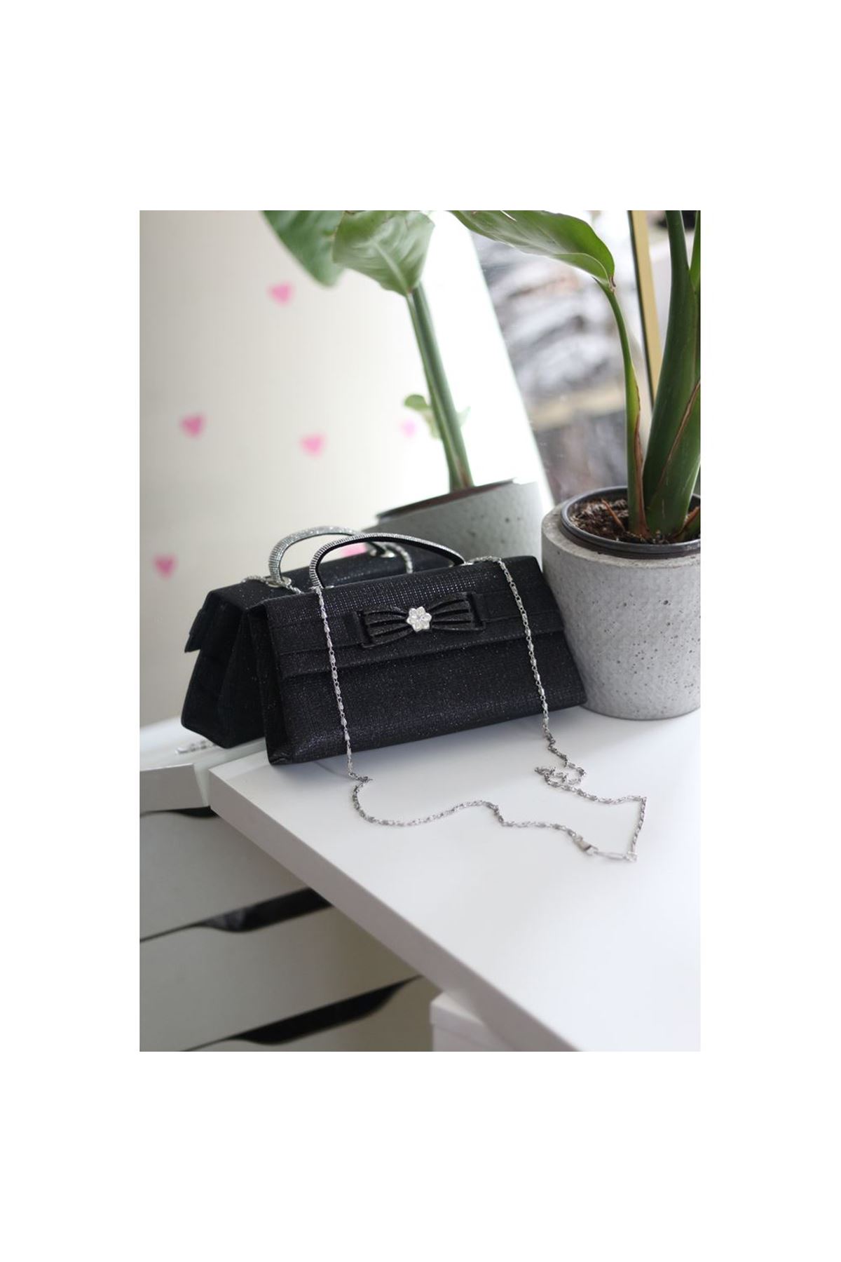 Siyah Simli Çiçek Aksesuarlı Tutma Saplı Abiye El Çantası