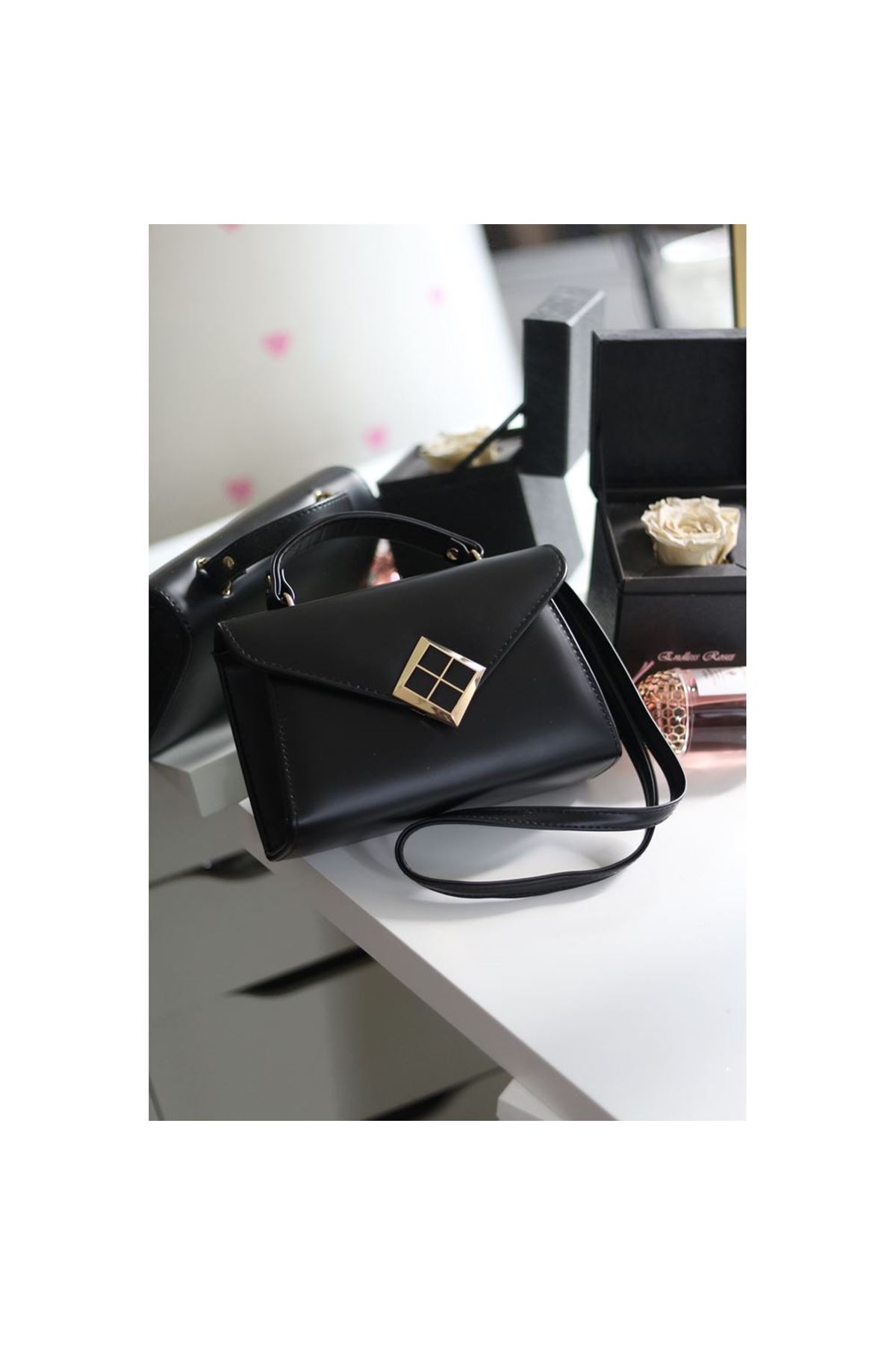 Siyah Mat Doku Kare Gold Aksesuar Detaylı El Çantası