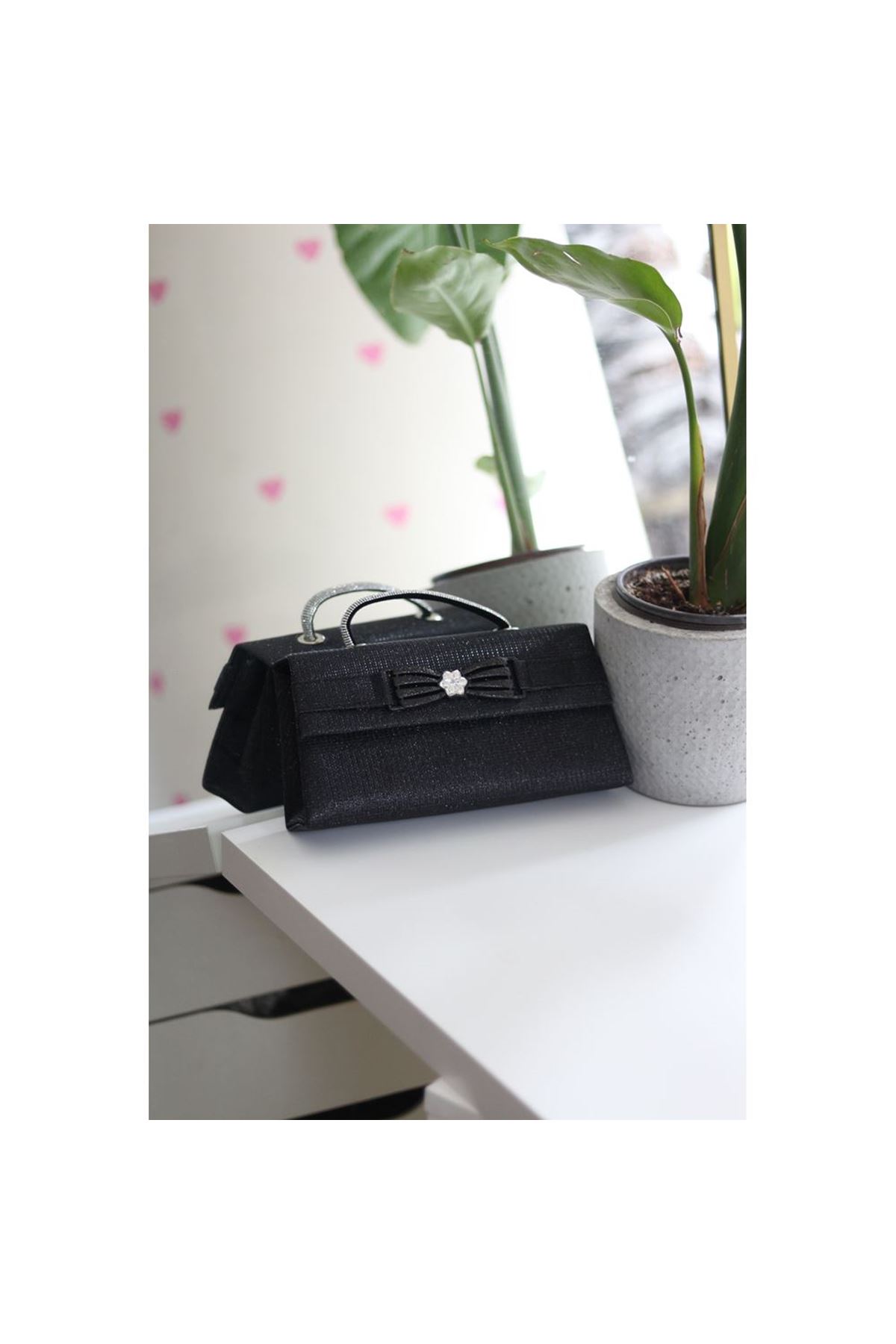 Siyah Simli Çiçek Aksesuarlı Tutma Saplı Abiye El Çantası