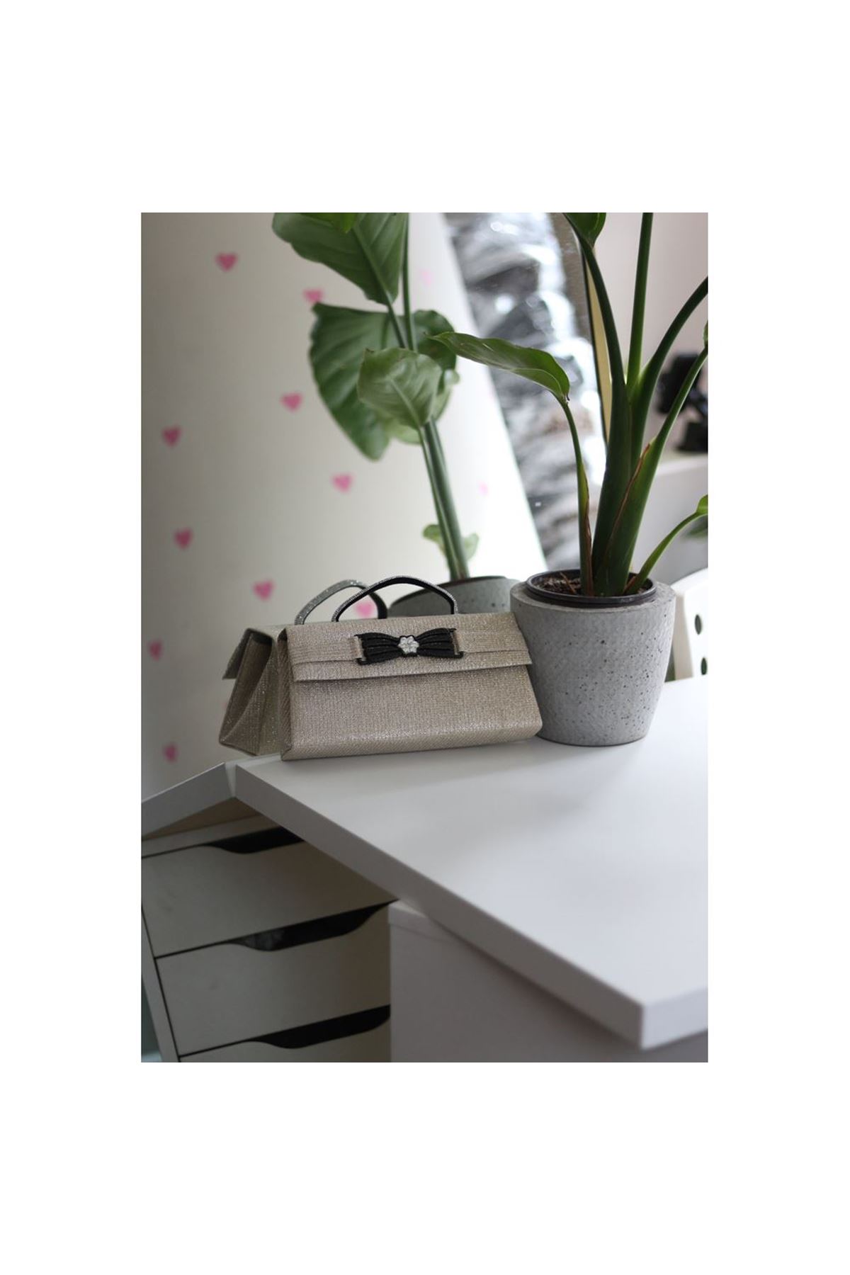 Gold Simli Çiçek Aksesuarlı Tutma Saplı Abiye El Çantası