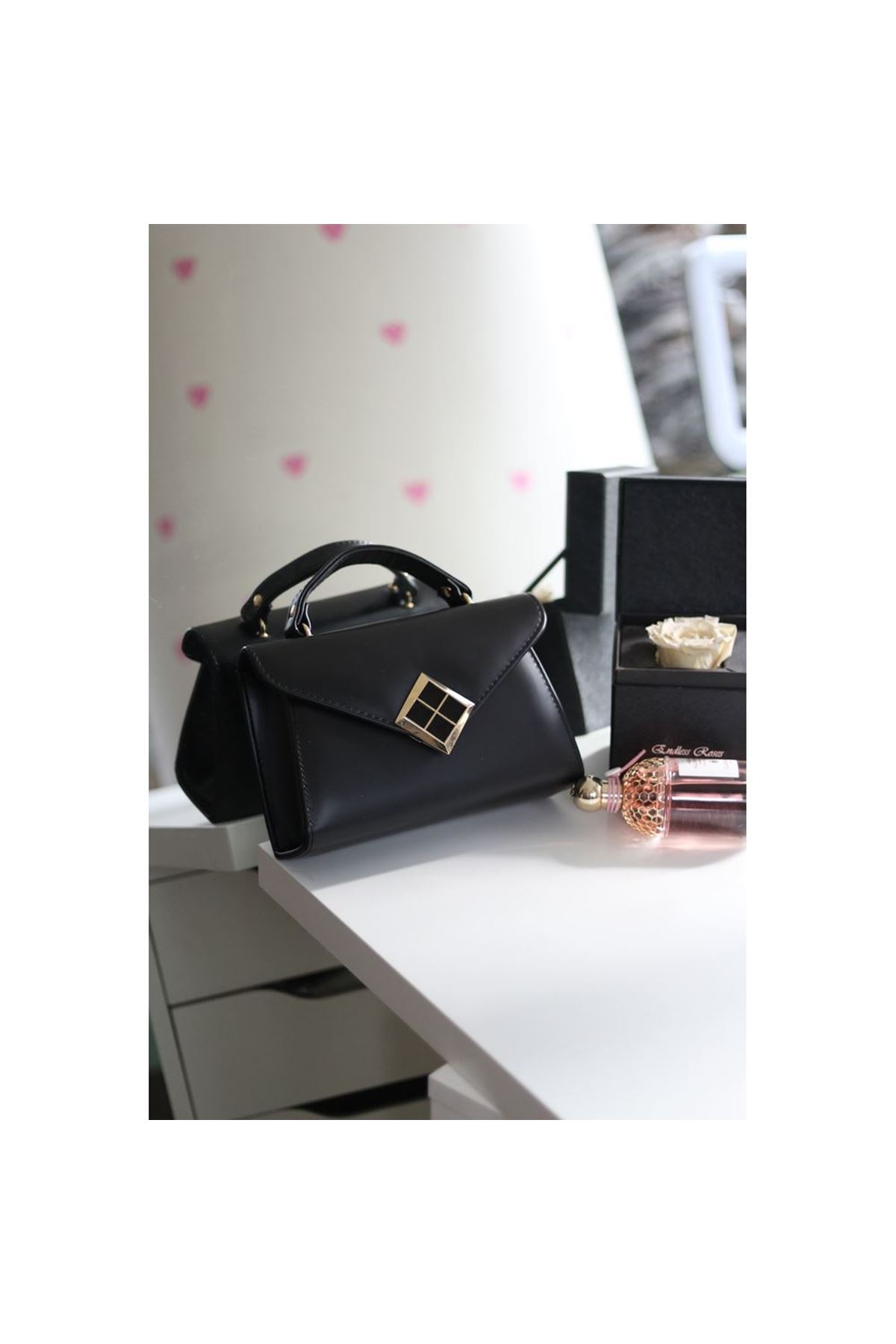 Siyah Mat Doku Kare Gold Aksesuar Detaylı El Çantası