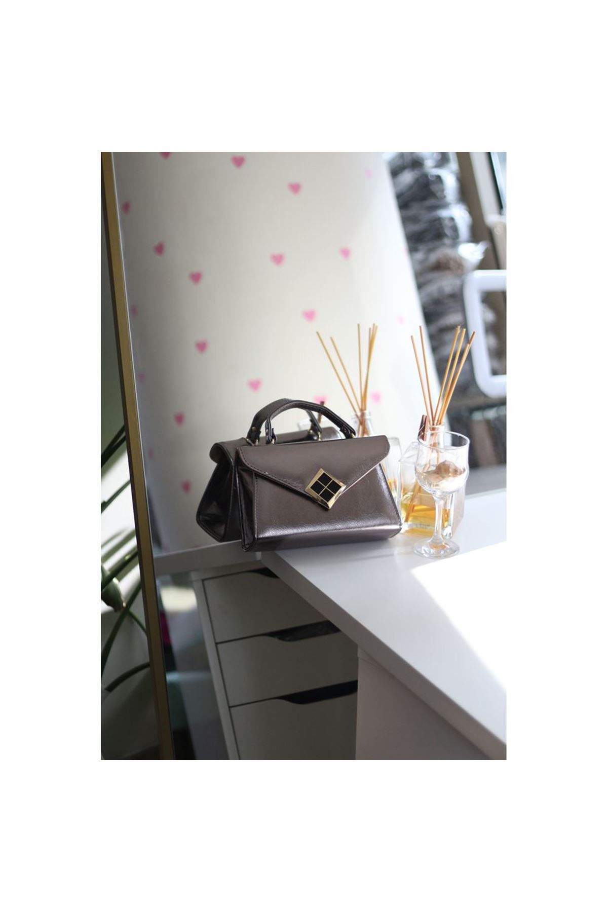 Kadın Platin Parlak Dokulu Siyah Kare Gold Aksesuar Detaylı Abiye Çanta