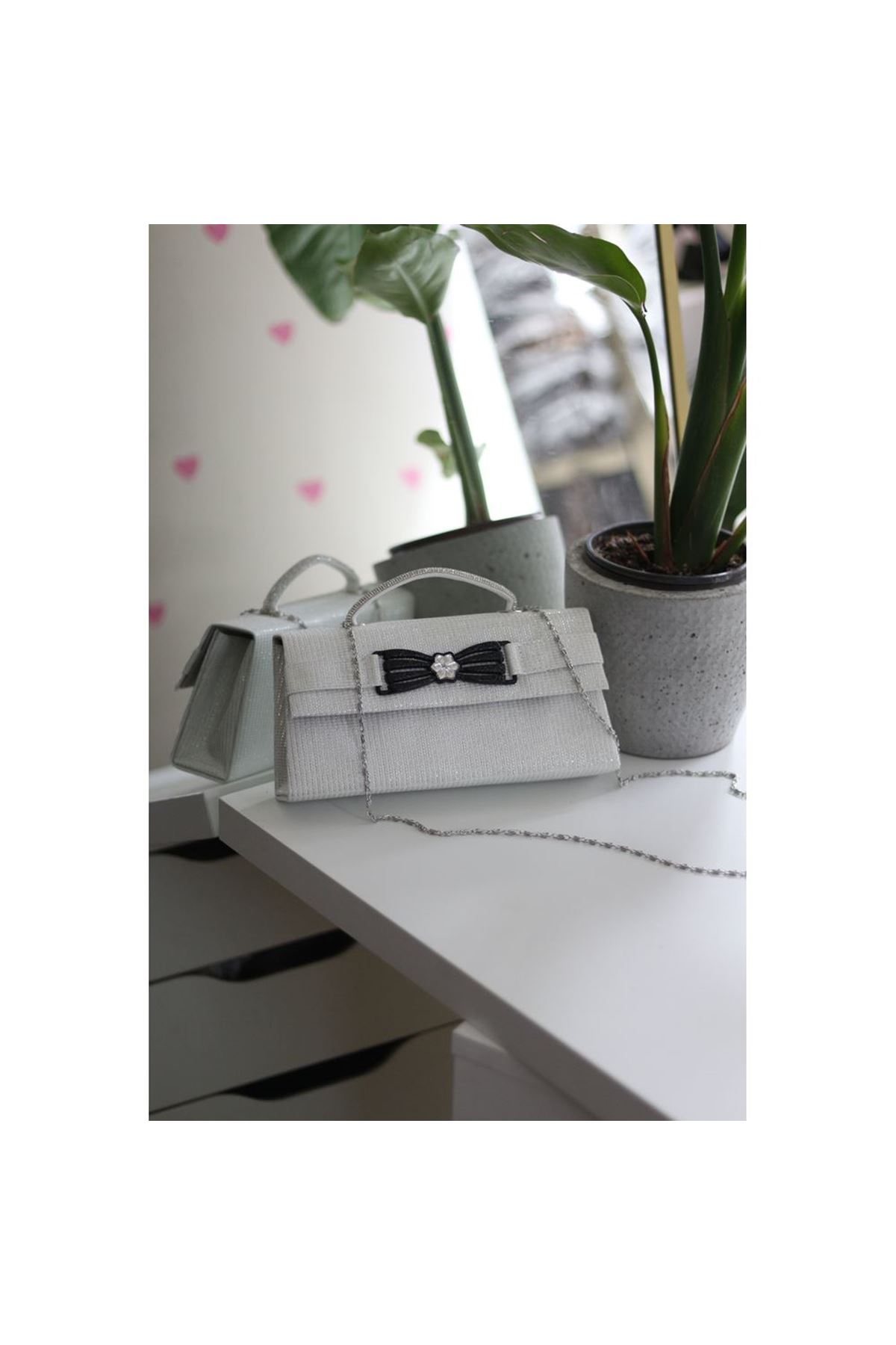 Beyaz Simli Çiçek Aksesuarlı Tutma Saplı Abiye El Çantası