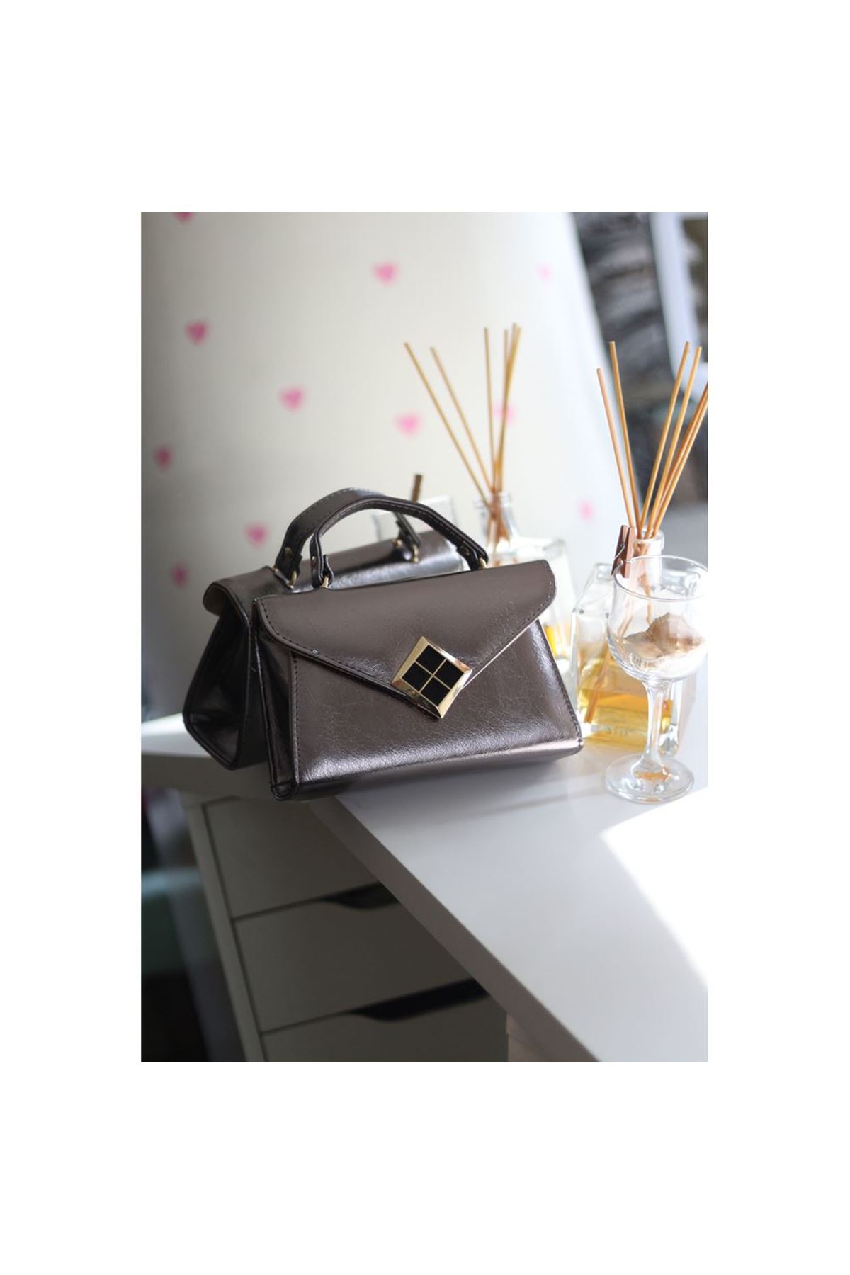Kadın Platin Parlak Dokulu Siyah Kare Gold Aksesuar Detaylı Abiye Çanta